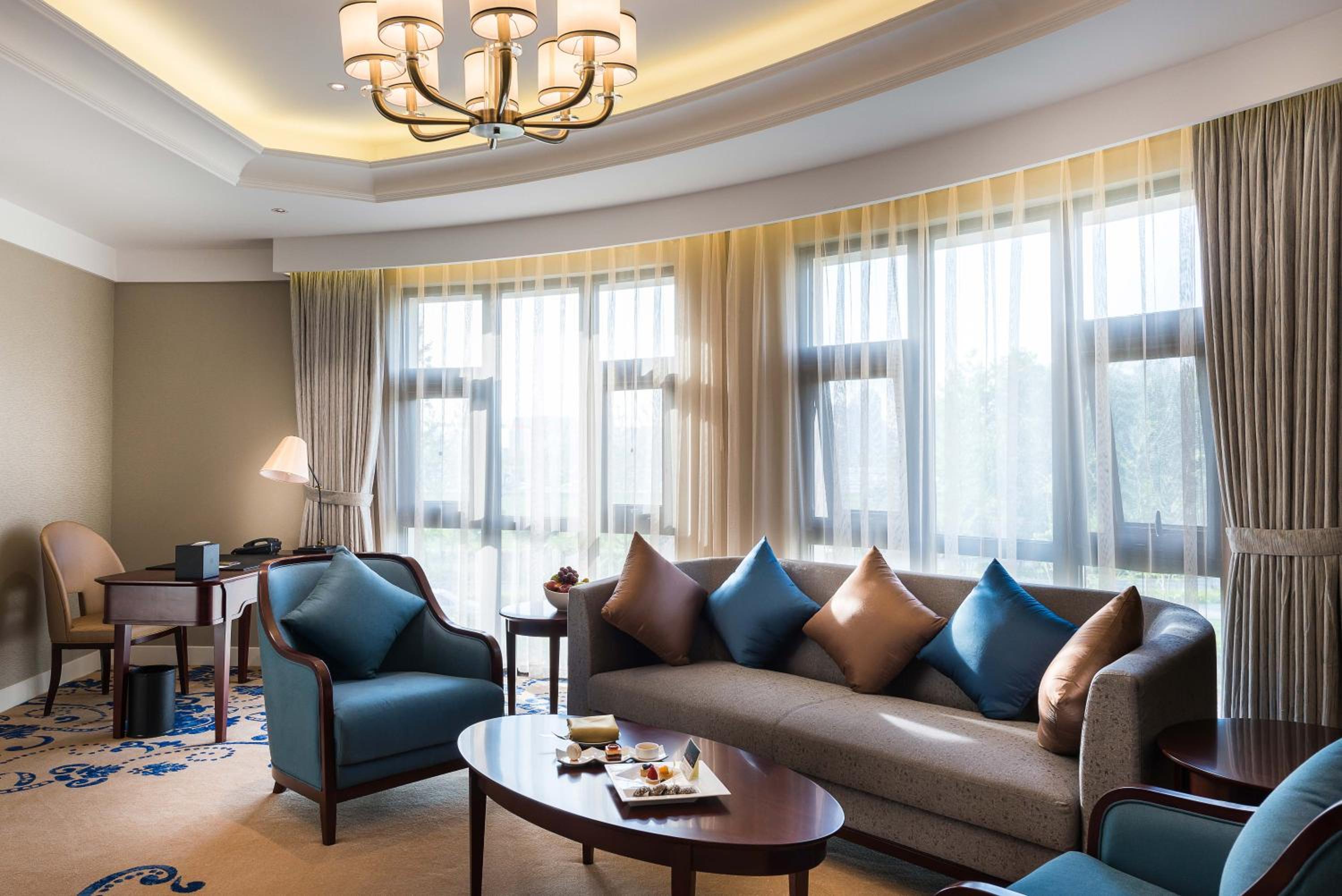 Deluxe King Suite with Lounge Access photo 3