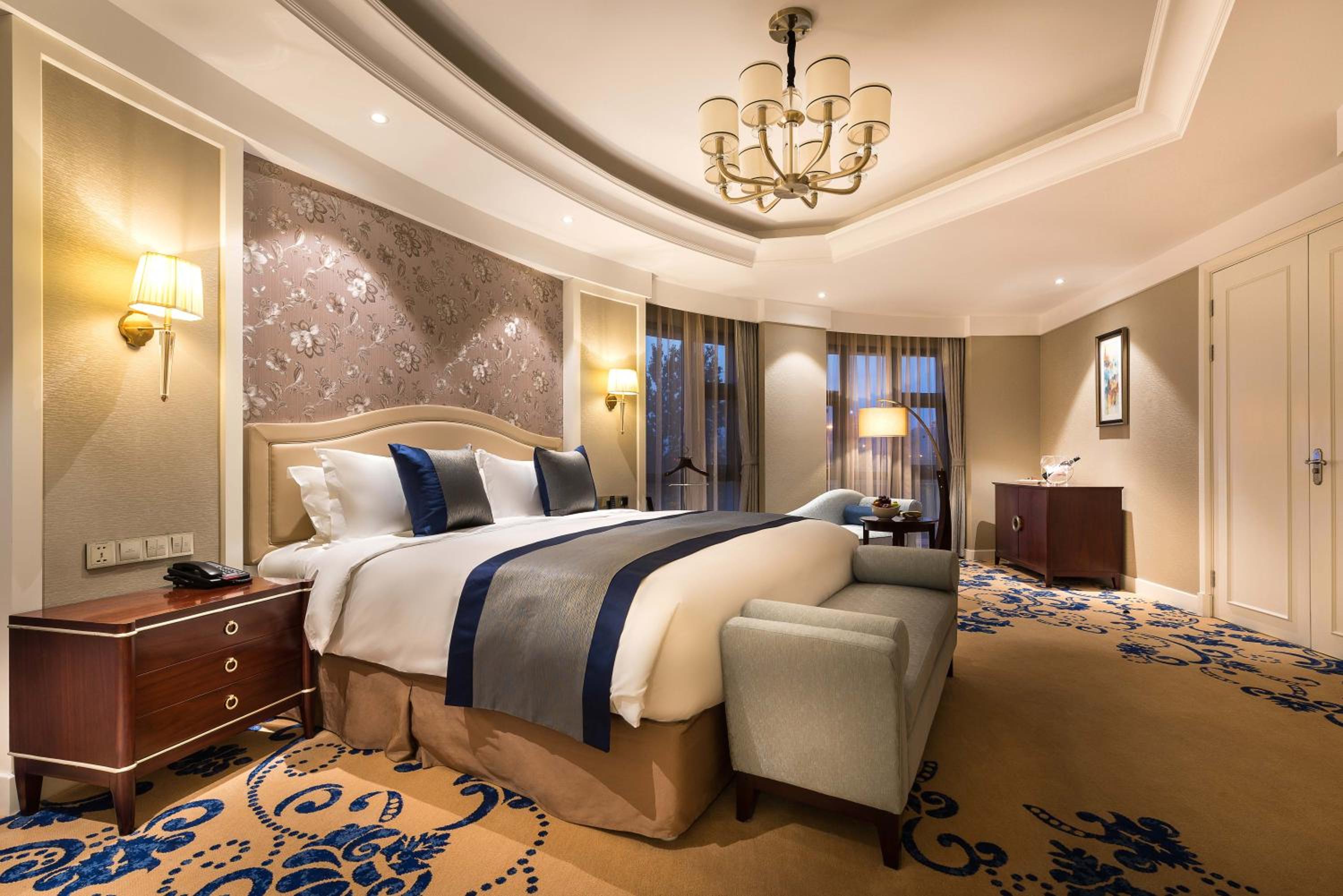 Superior King Suite with Lounge Access photo 3