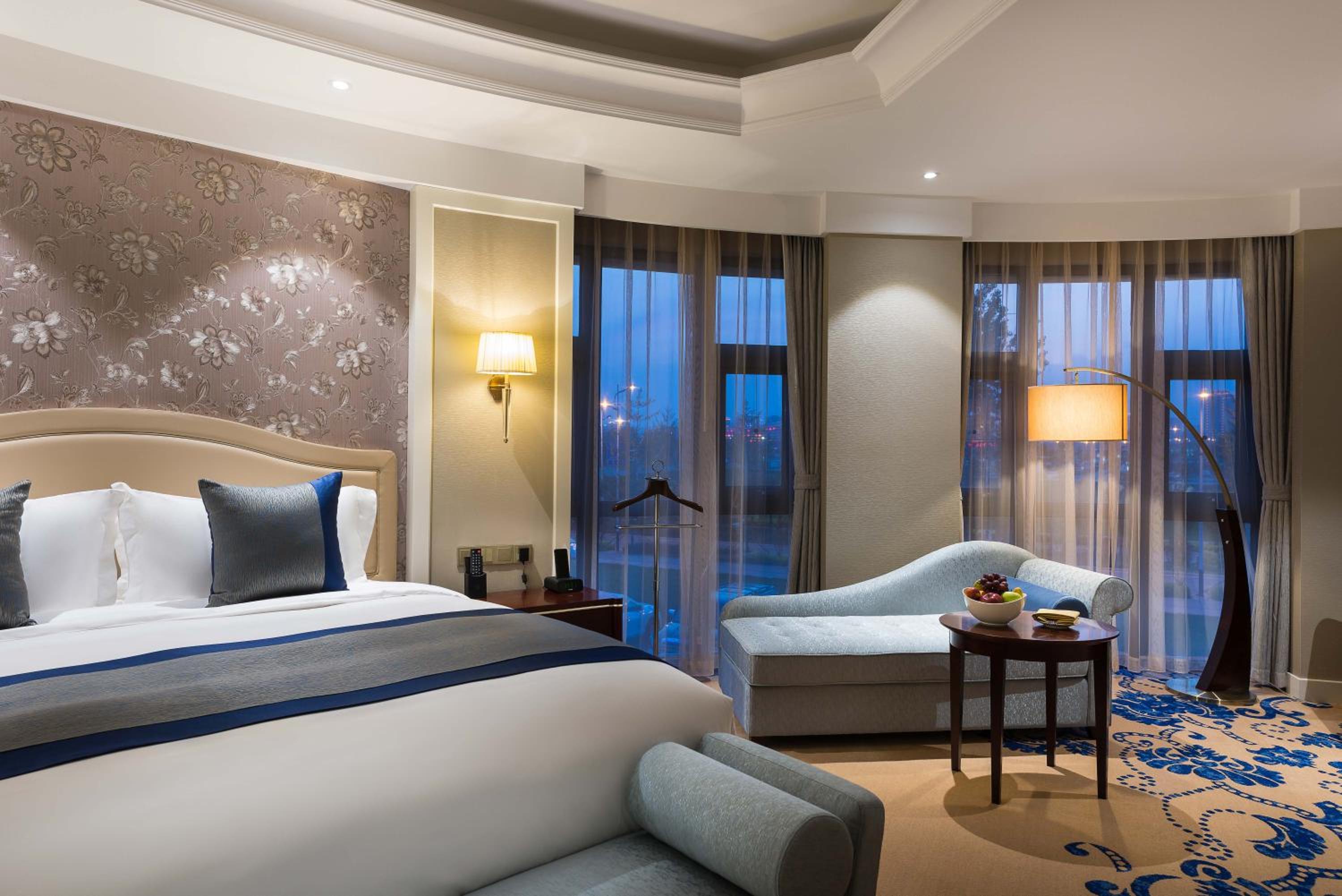 Superior King Suite with Lounge Access photo 2
