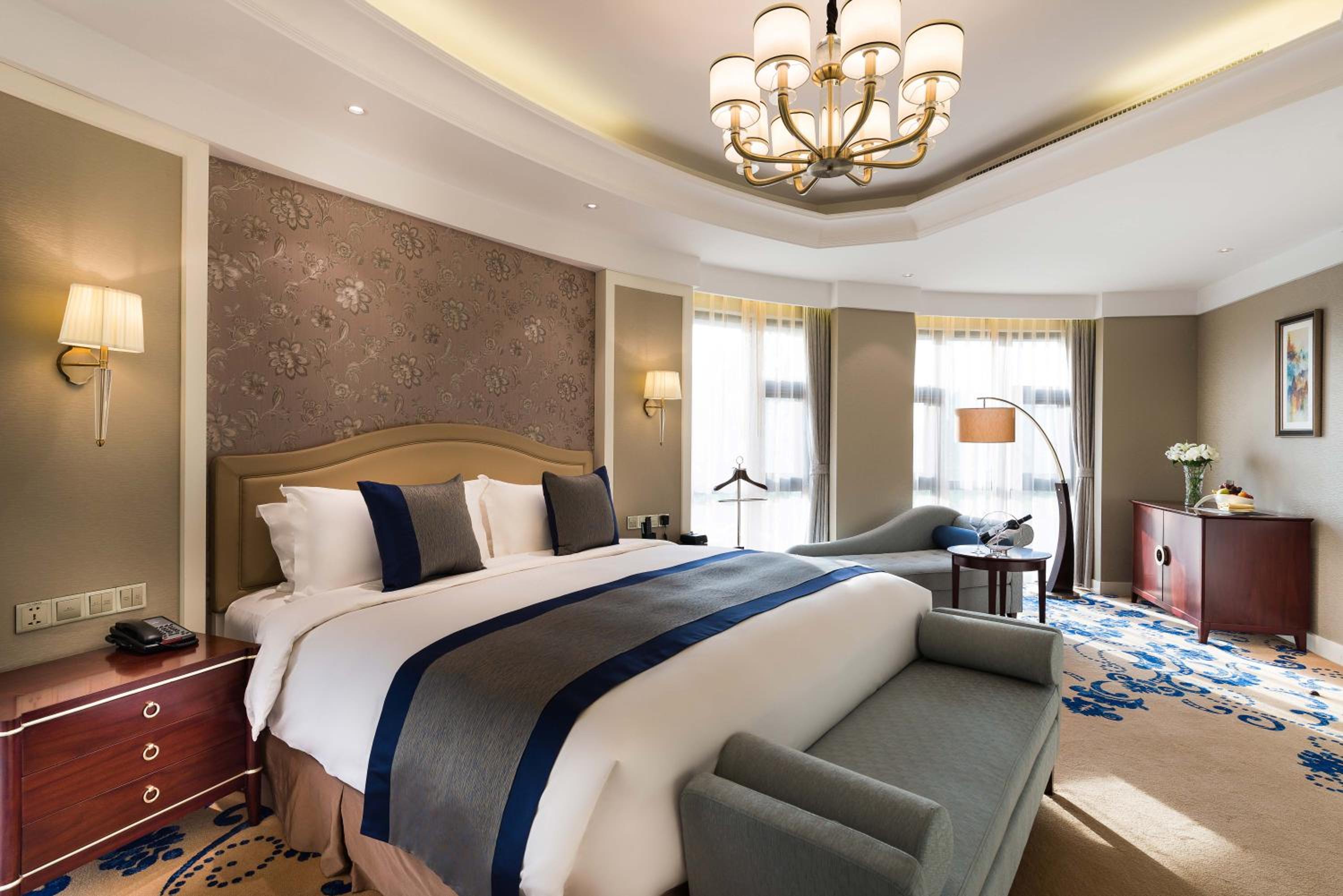 Deluxe King Suite with Lounge Access