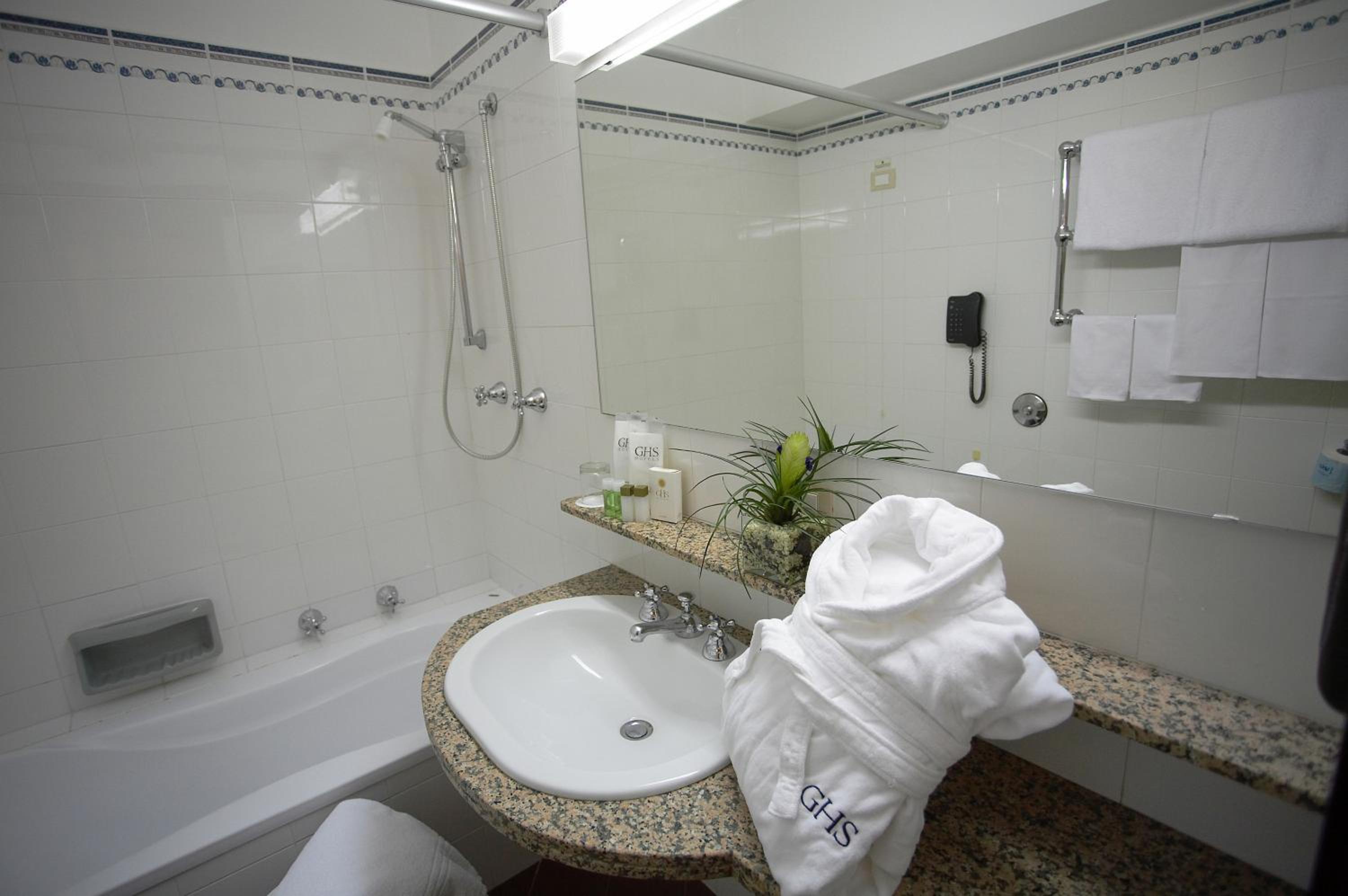 Standard Double Room - Photo 7