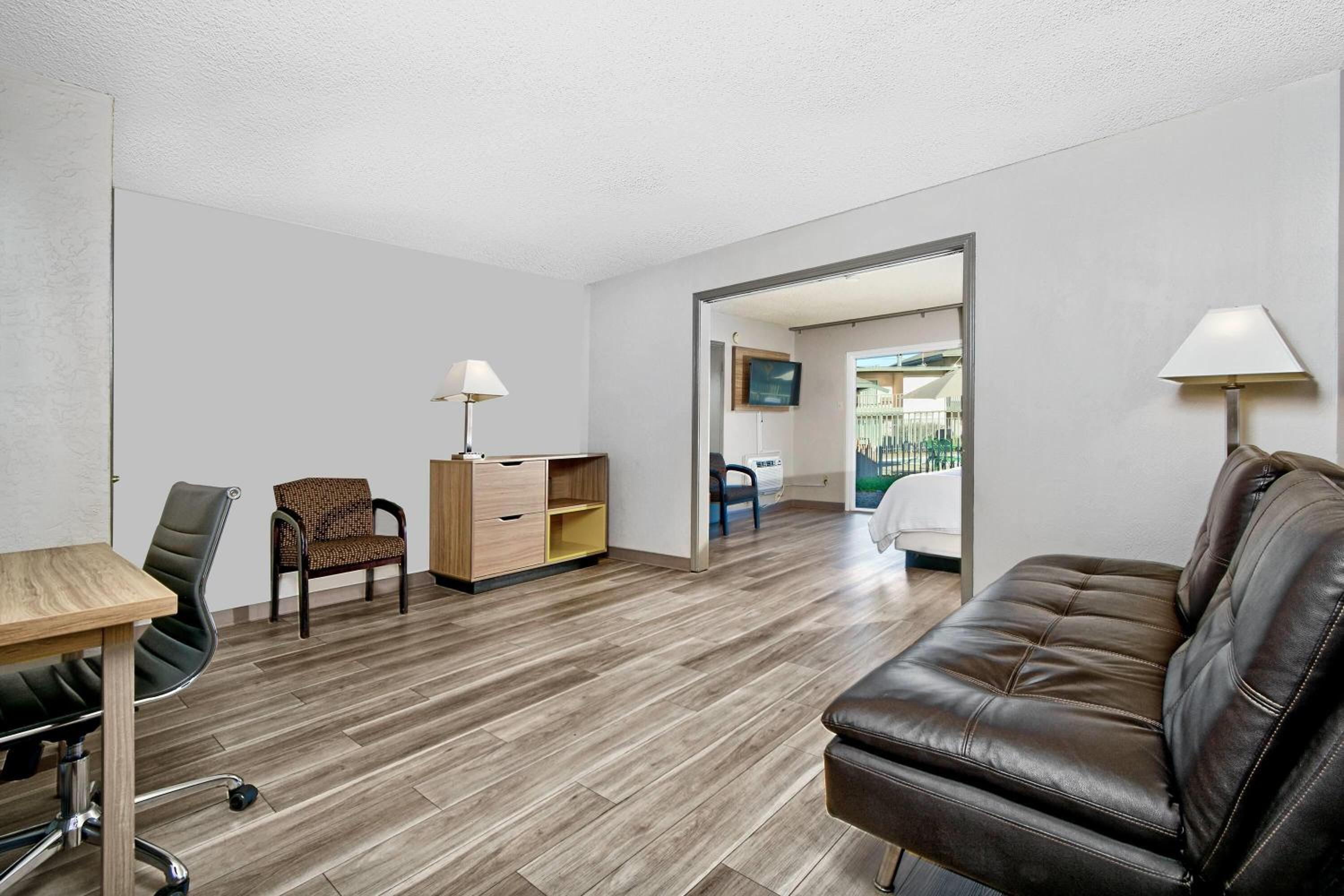 Business King Suite with Bathtub - Mobility Accessible/Non-Smoking - Photo 2