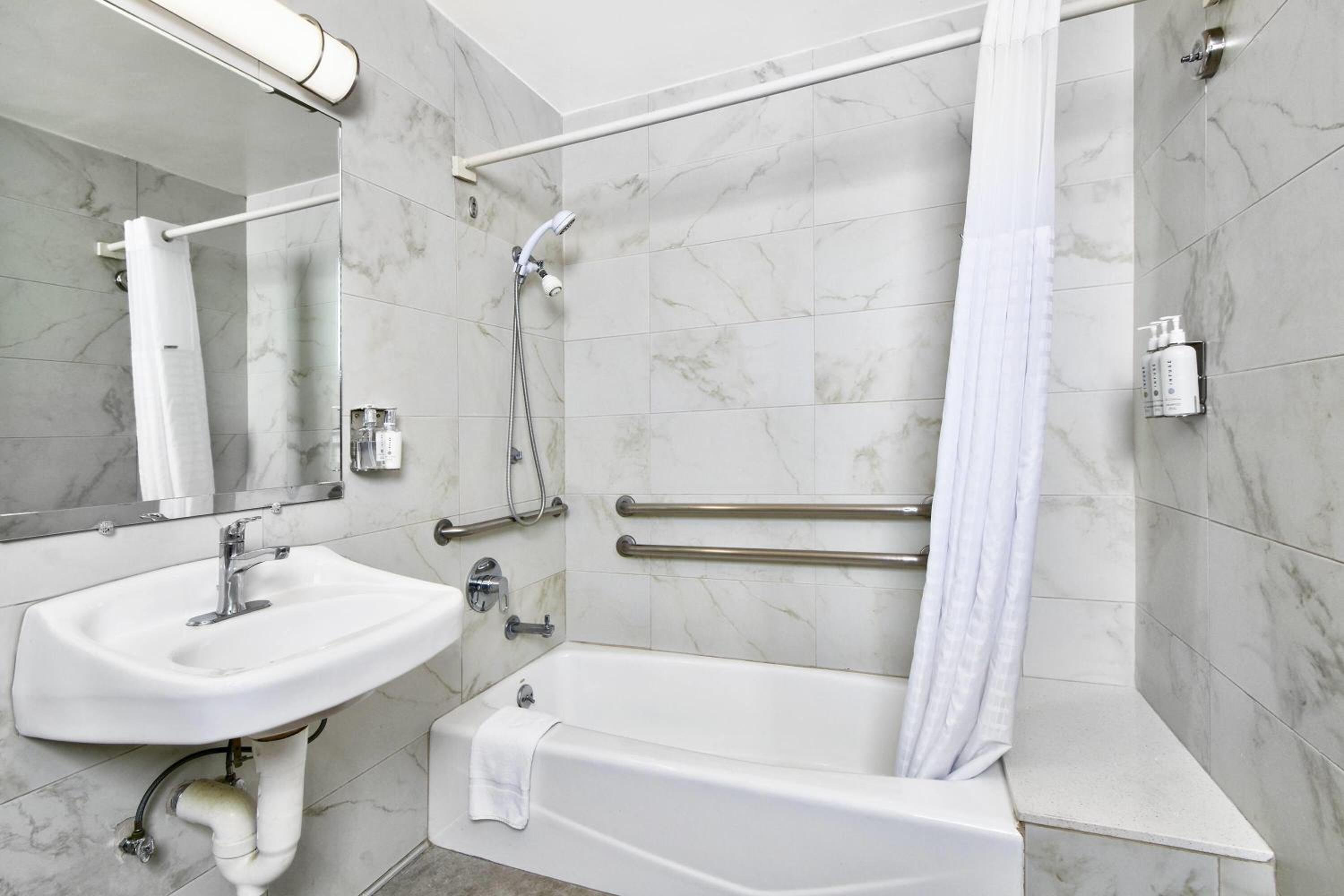 Business King Suite with Bathtub - Mobility Accessible/Non-Smoking - Photo 3