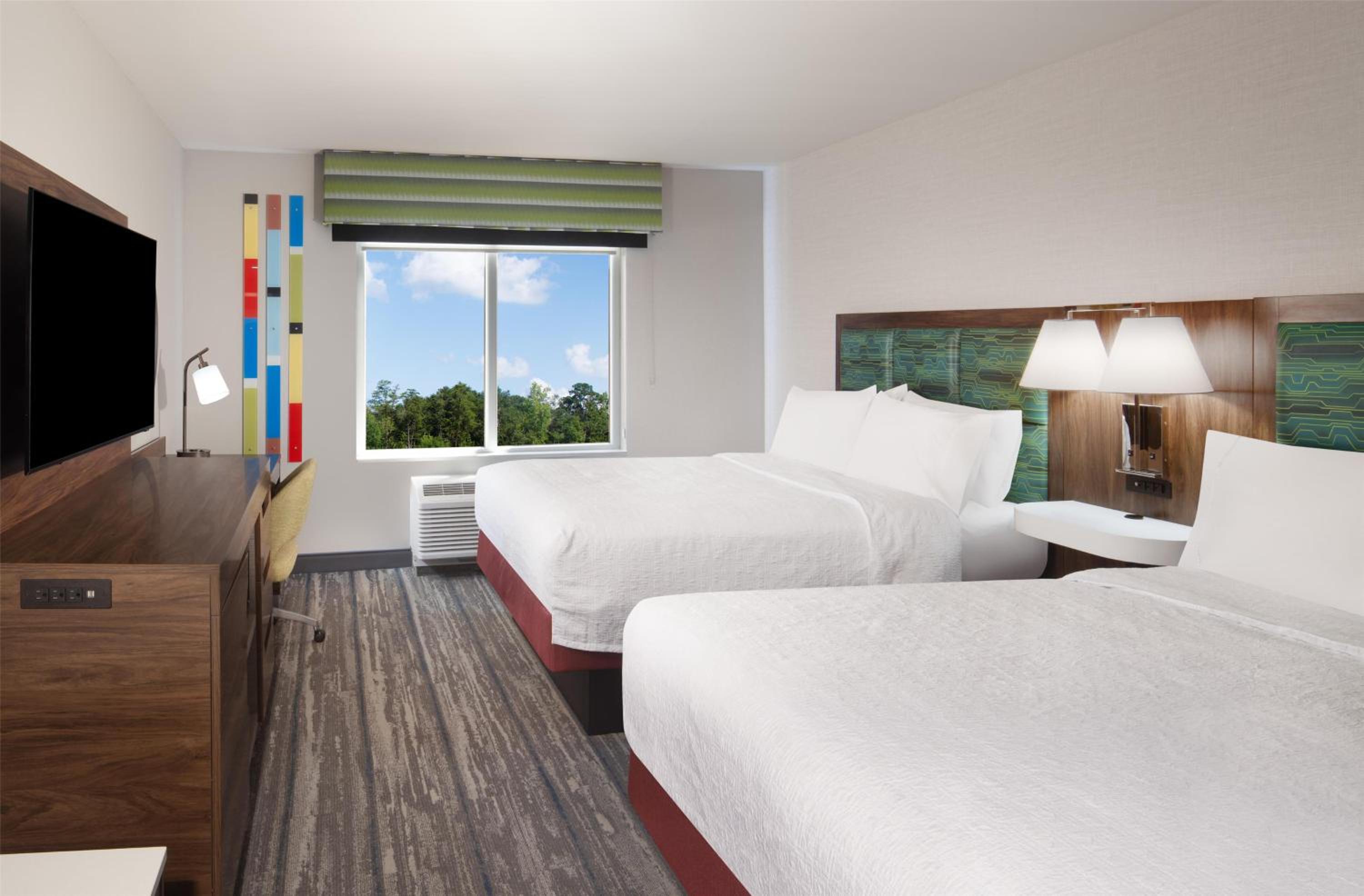 Queen Room With Two Queen Beds And Bath Tub - Mobility And Hearing Access - Photo 2