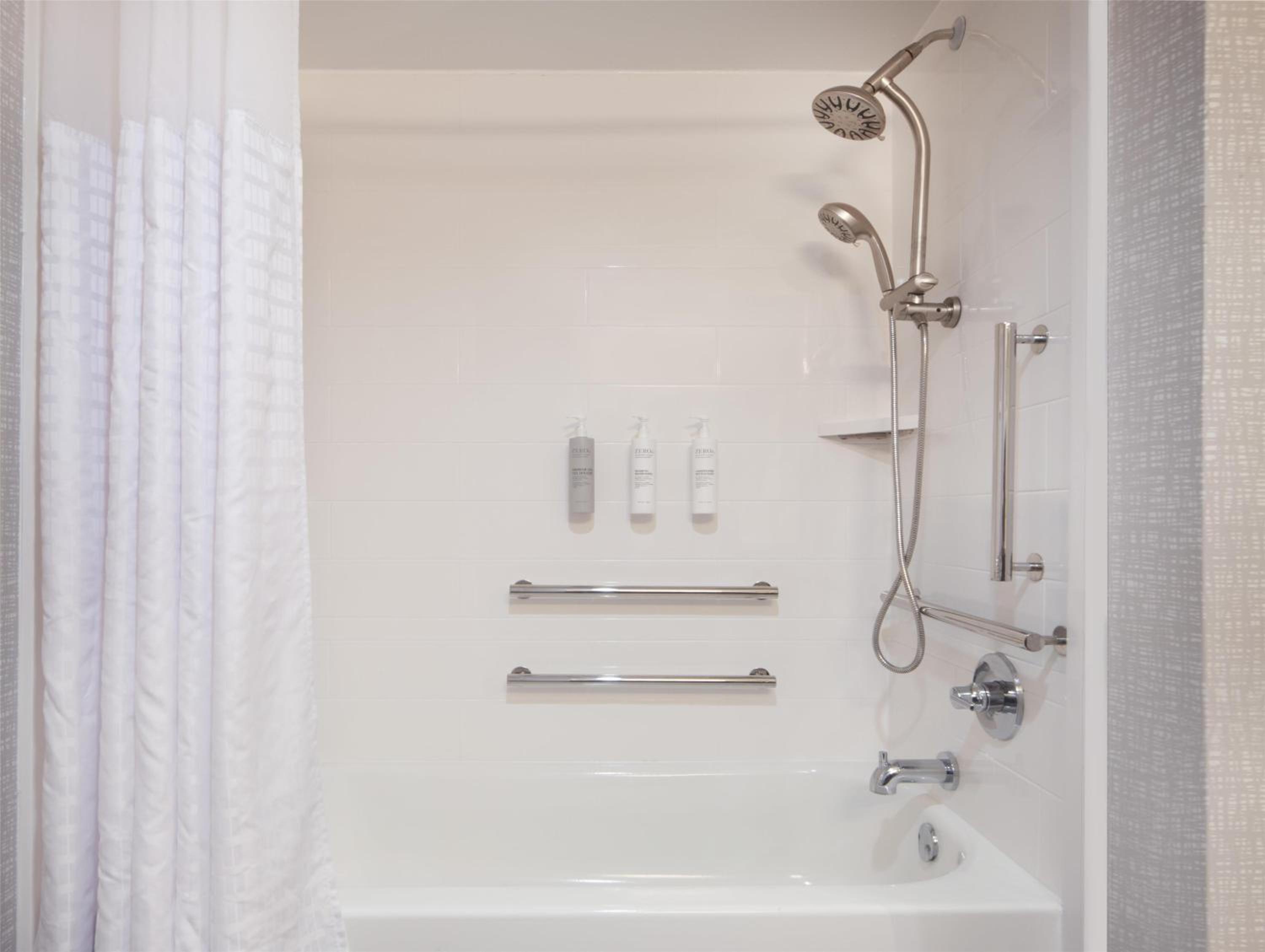 Queen Room With Two Queen Beds And Bath Tub - Mobility And Hearing Access - Photo 4