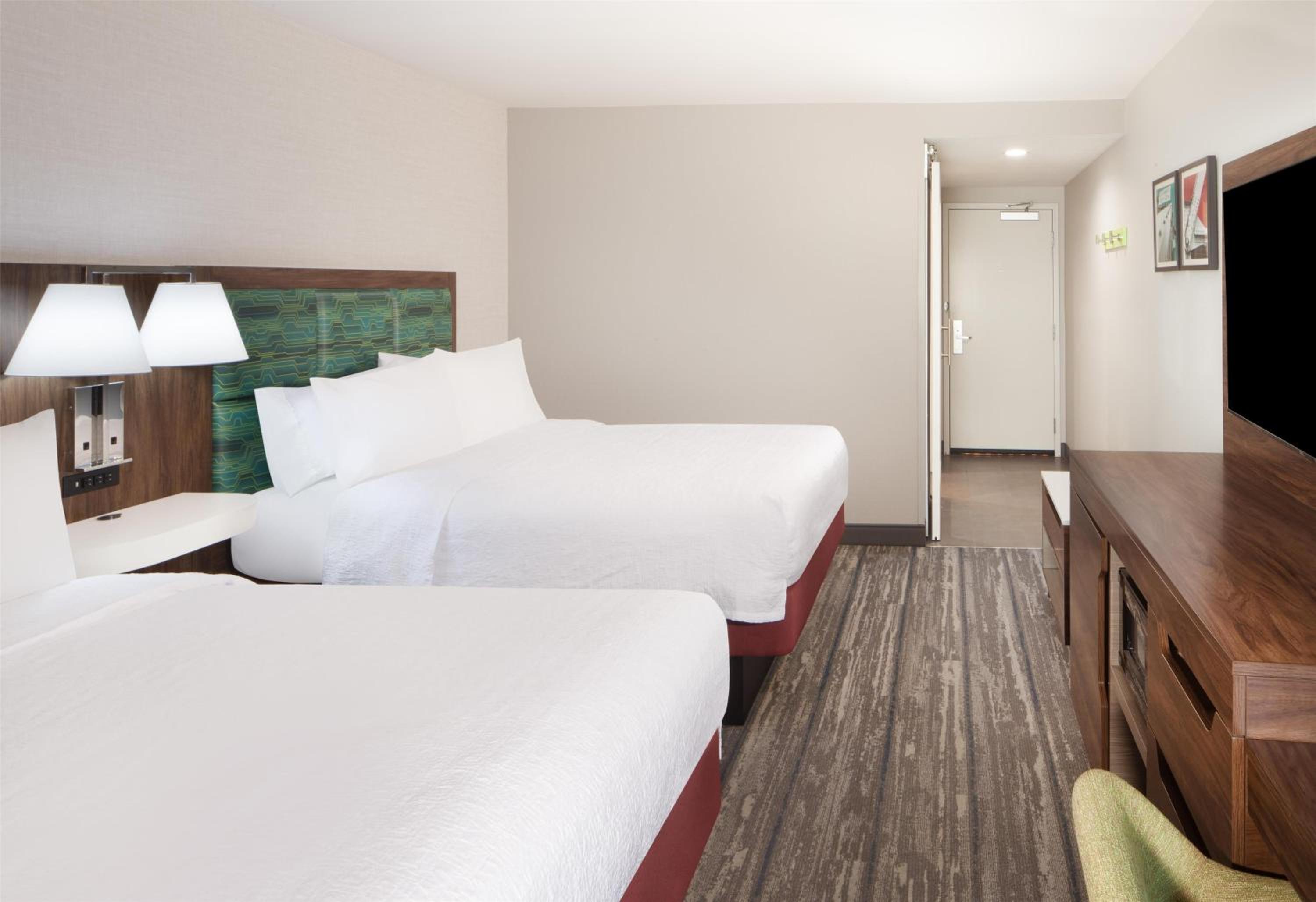 Queen Room With Two Queen Beds And Bath Tub - Mobility And Hearing Access - Photo 7