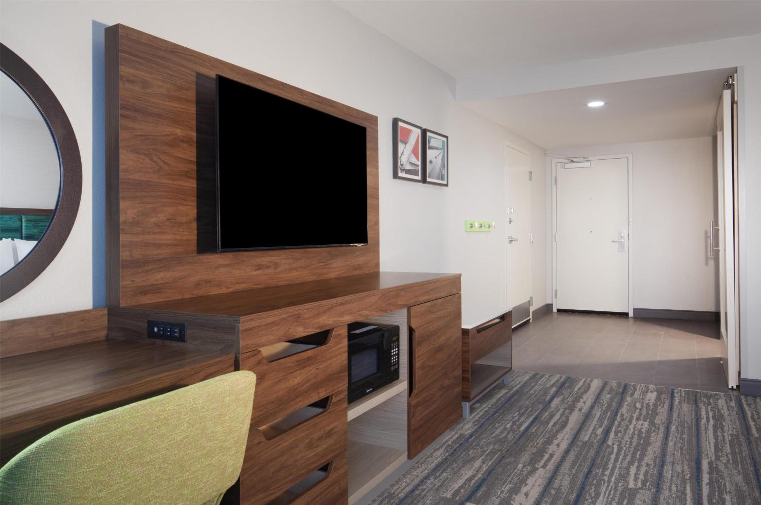 King Room With Microwave And Fridge - Photo 6