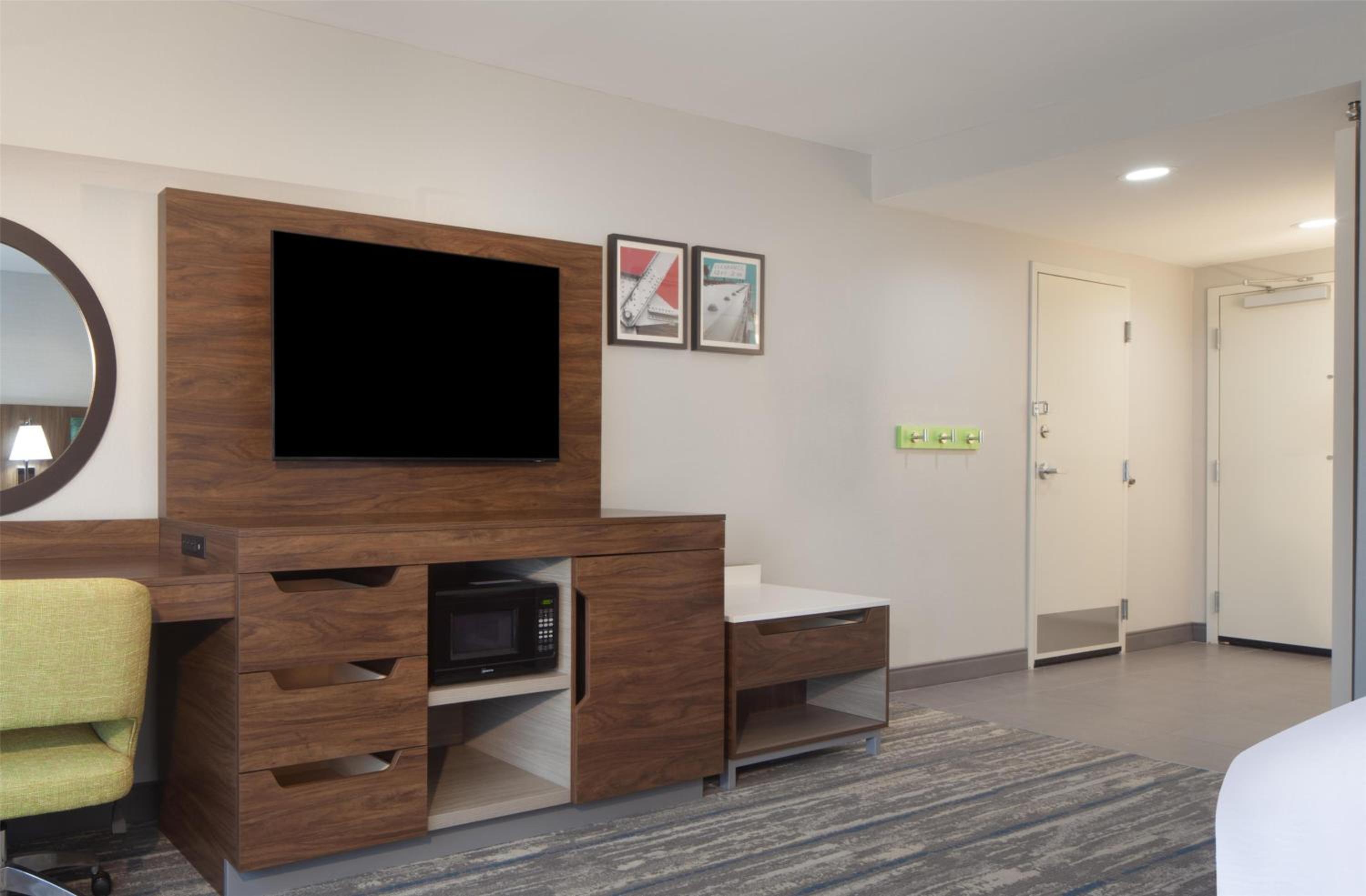 King Room With Microwave And Fridge - Photo 9