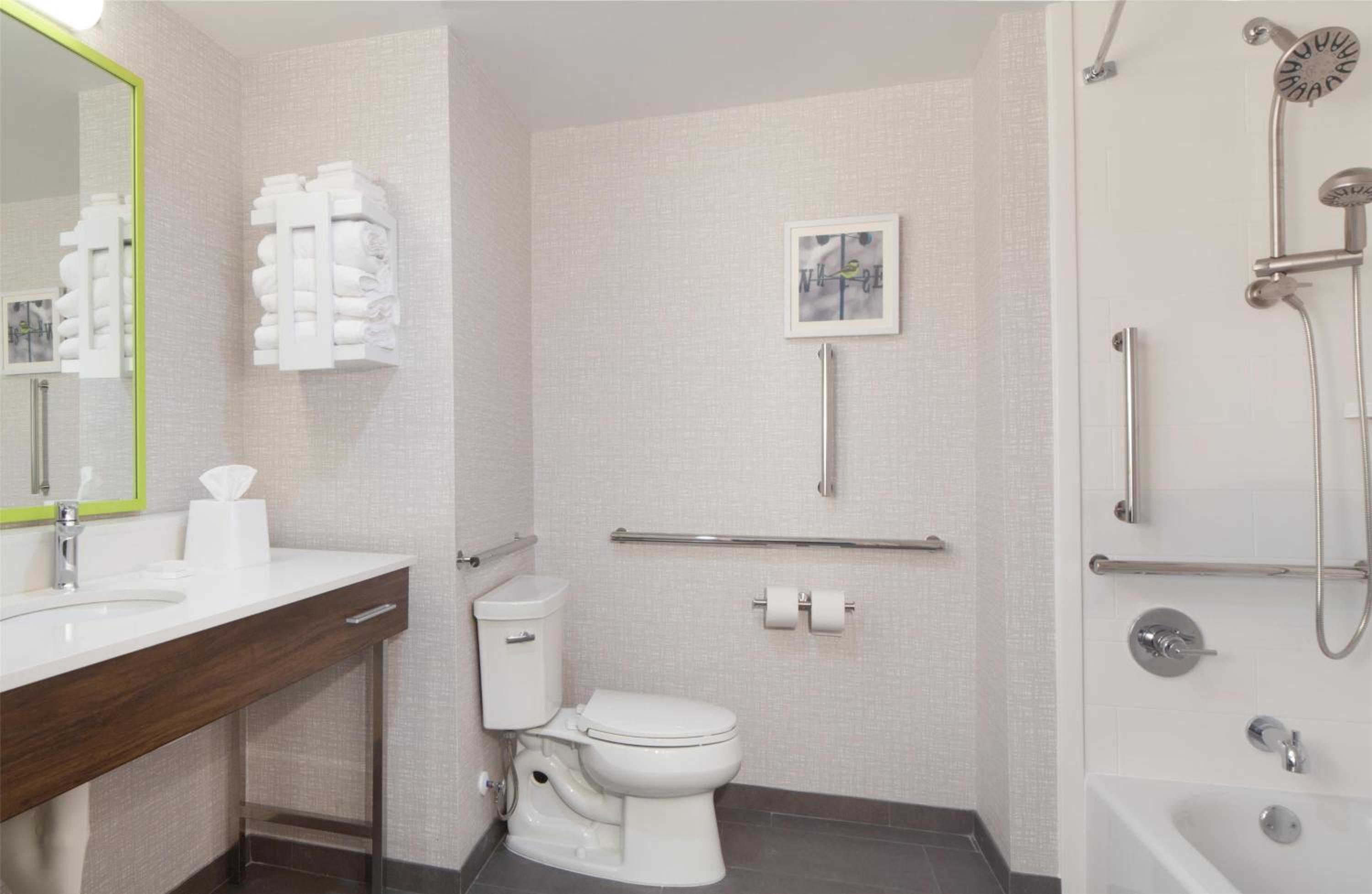 Queen Room With Two Queen Beds And Bath Tub - Mobility And Hearing Access - Photo 10