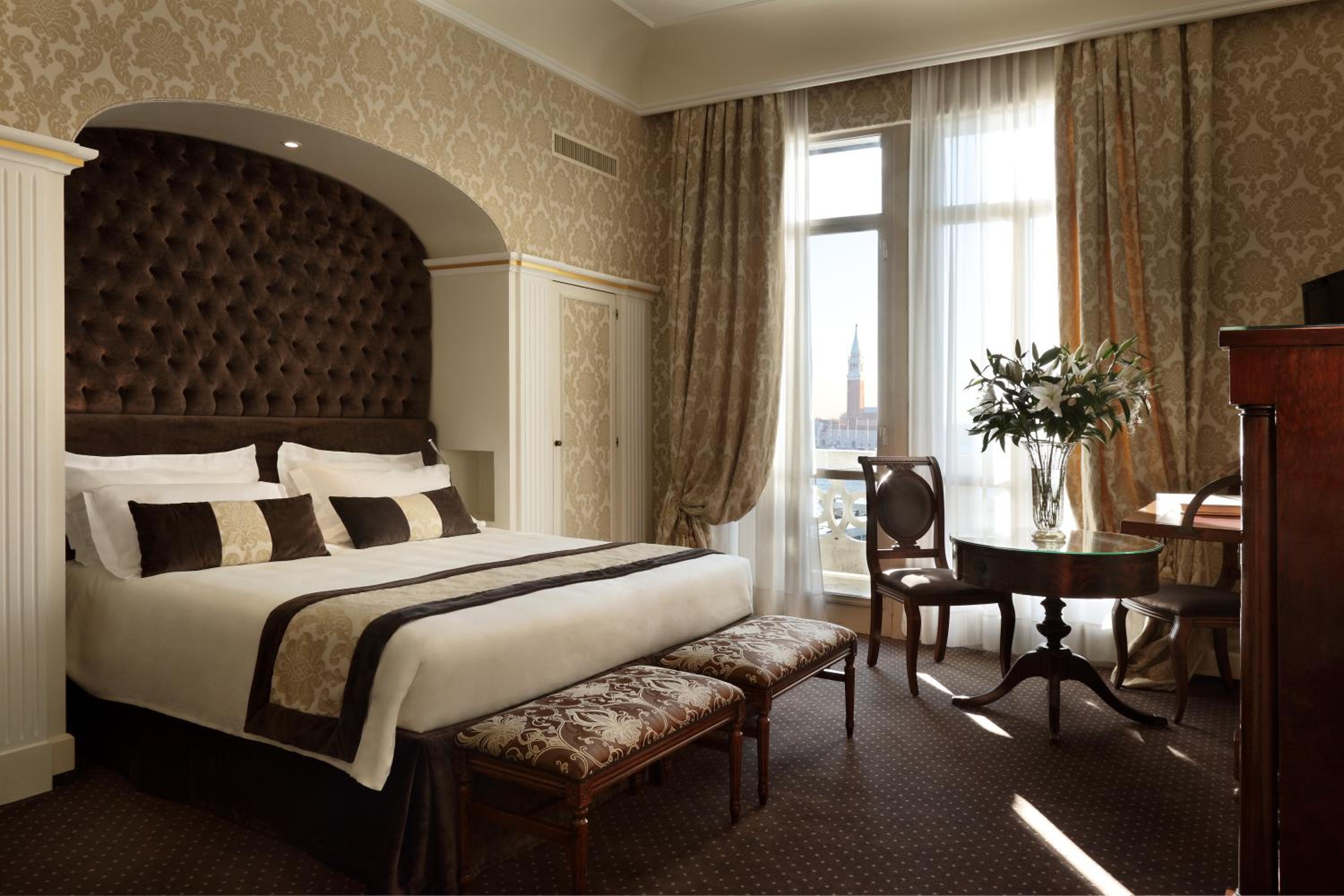Deluxe Double or Twin Room with Lagoon View and Balcony thumbnail 5