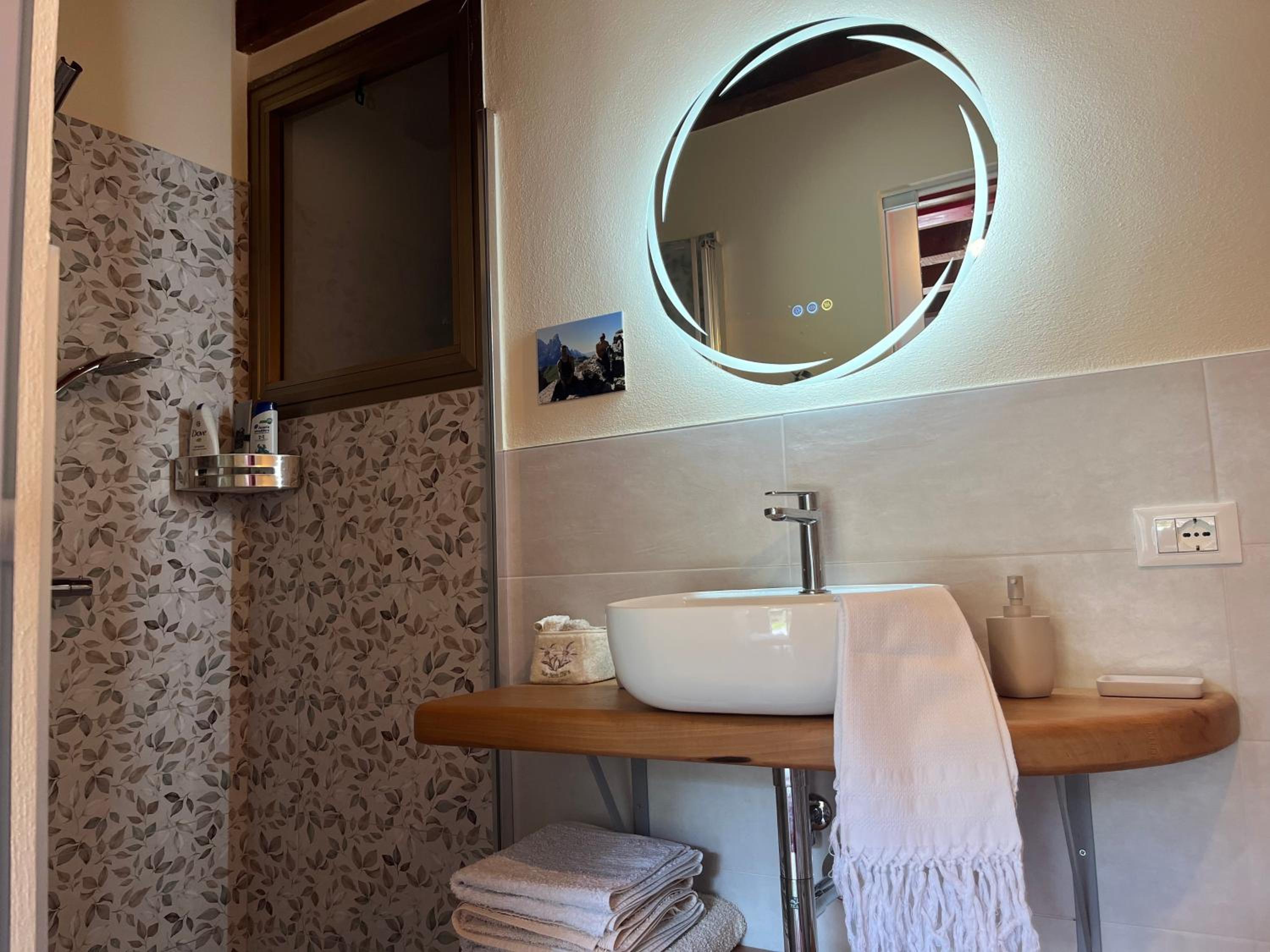 Single Room with Private Bathroom photo 2