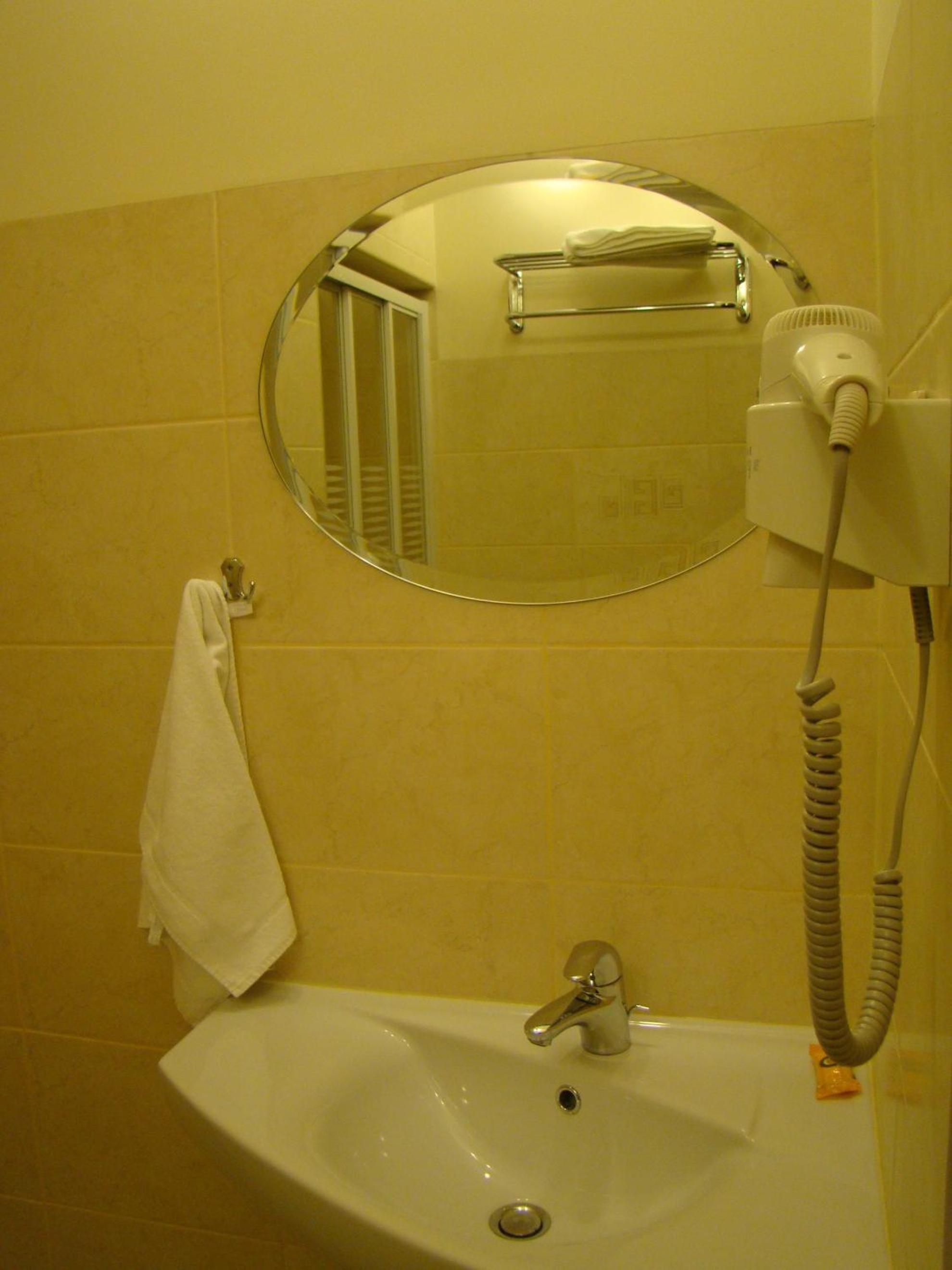 Twin Room - Photo 2