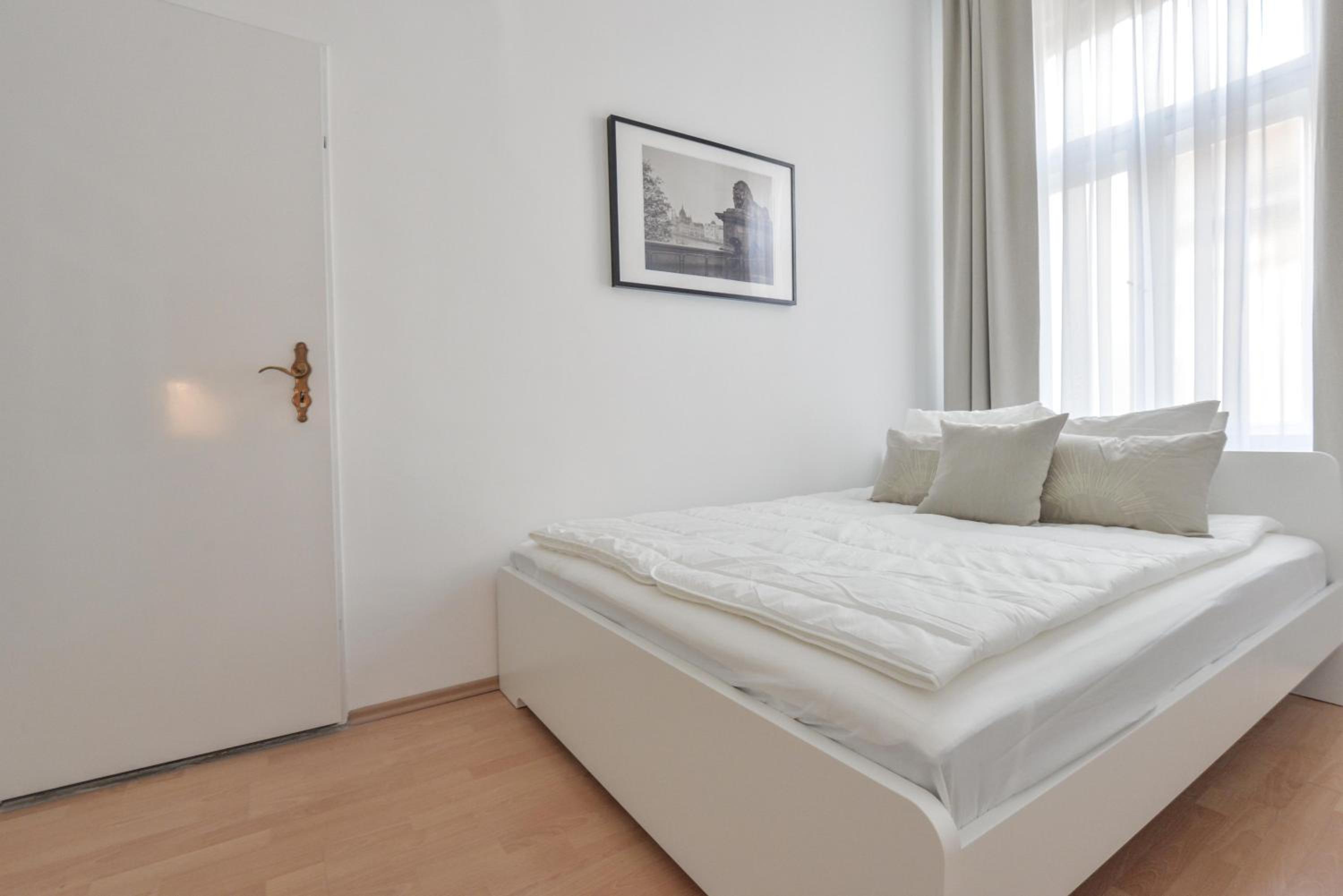  Large Two-Bedroom Apartment (4-6 Adults)