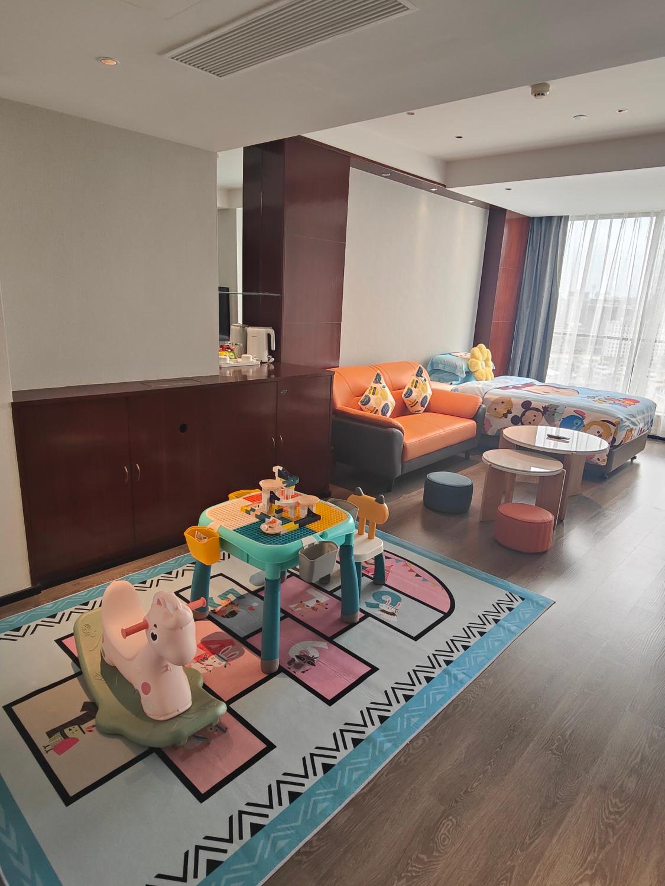 Child's Dream · Family Fun Room (Panoramic Floor-to-Ceiling Windows + Shower + Bathtub)