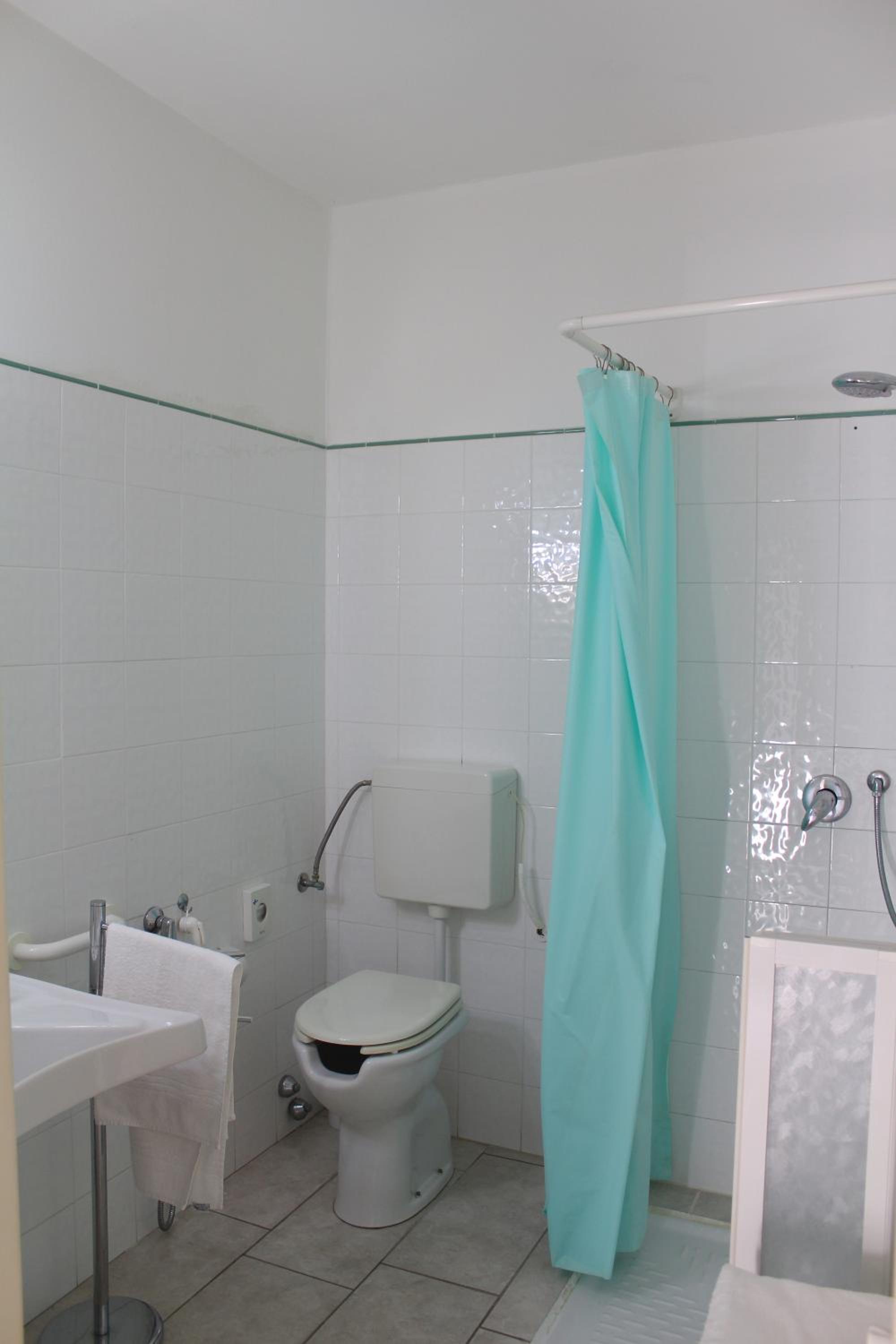 Single Room - Disability Access photo 2