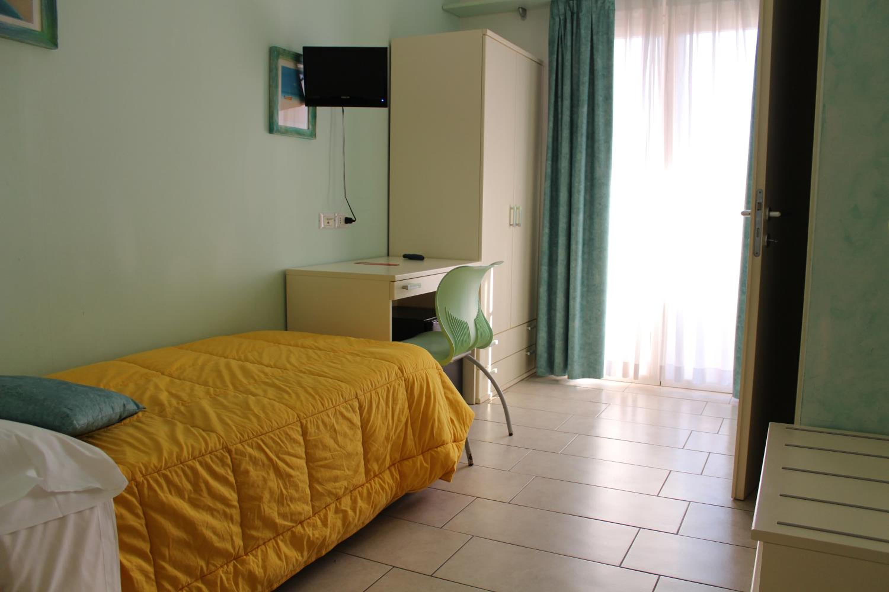 Single Room - Disability Access photo 3