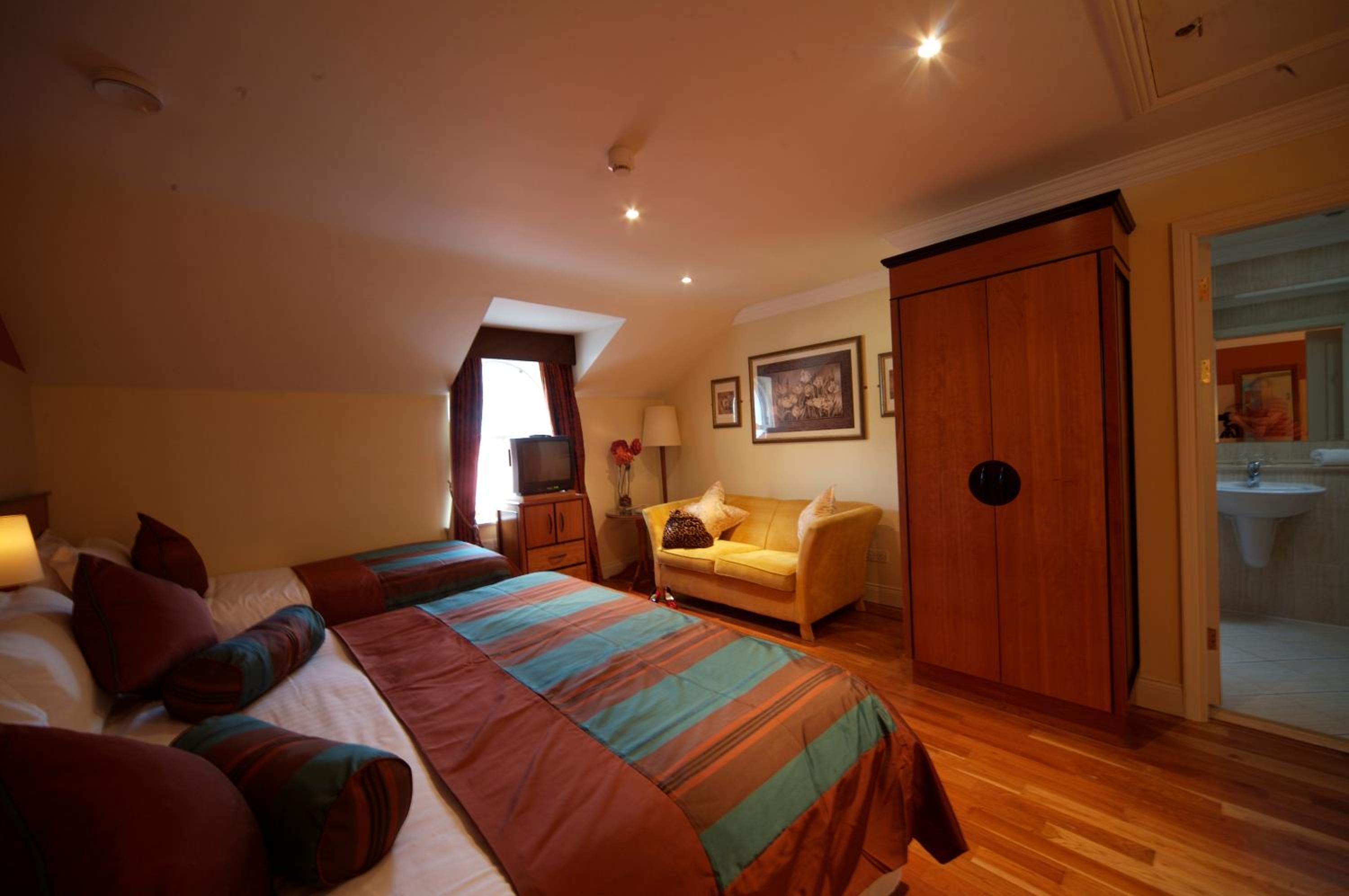Family Room (2 Adults + 2 Children) - Photo 3