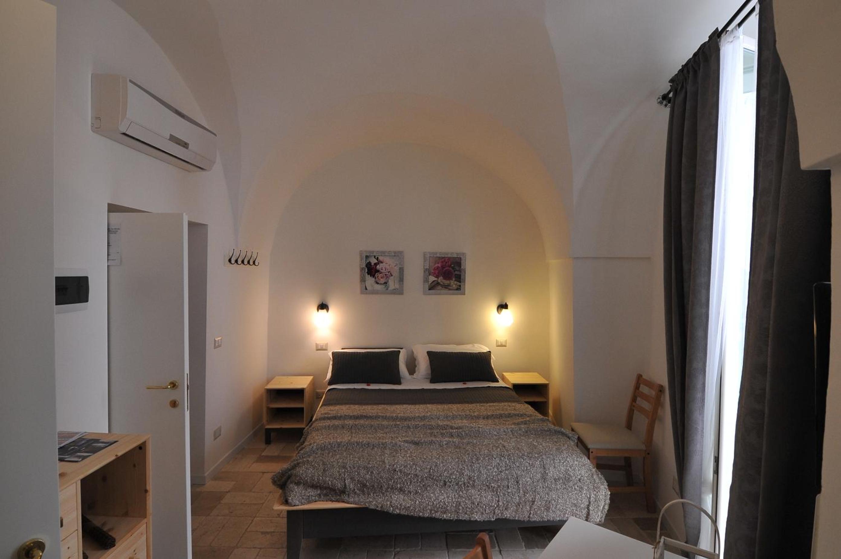 Deluxe Double Room with Balcony - Photo 7