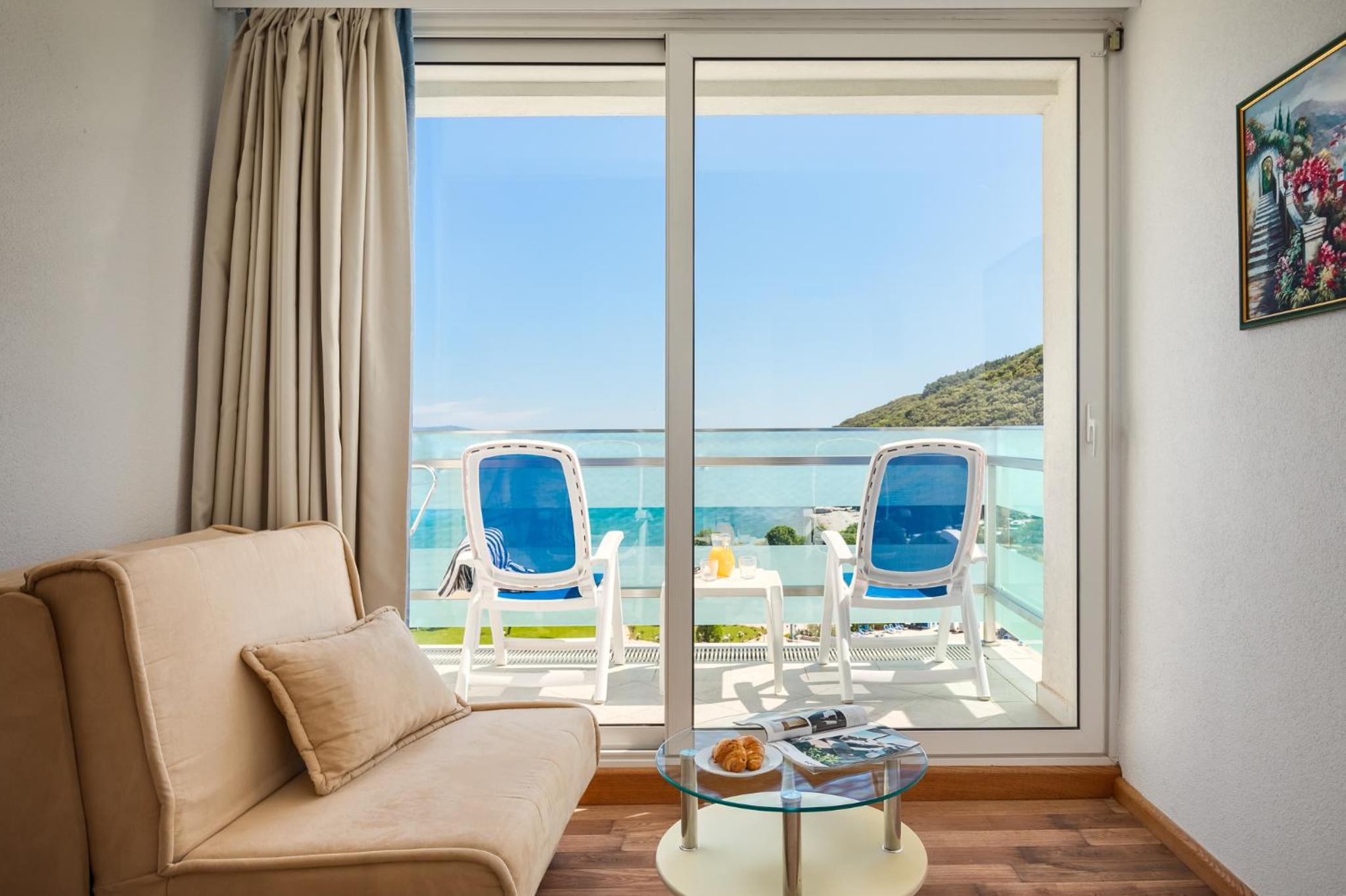 Standard Triple Room with Sea View photo 2