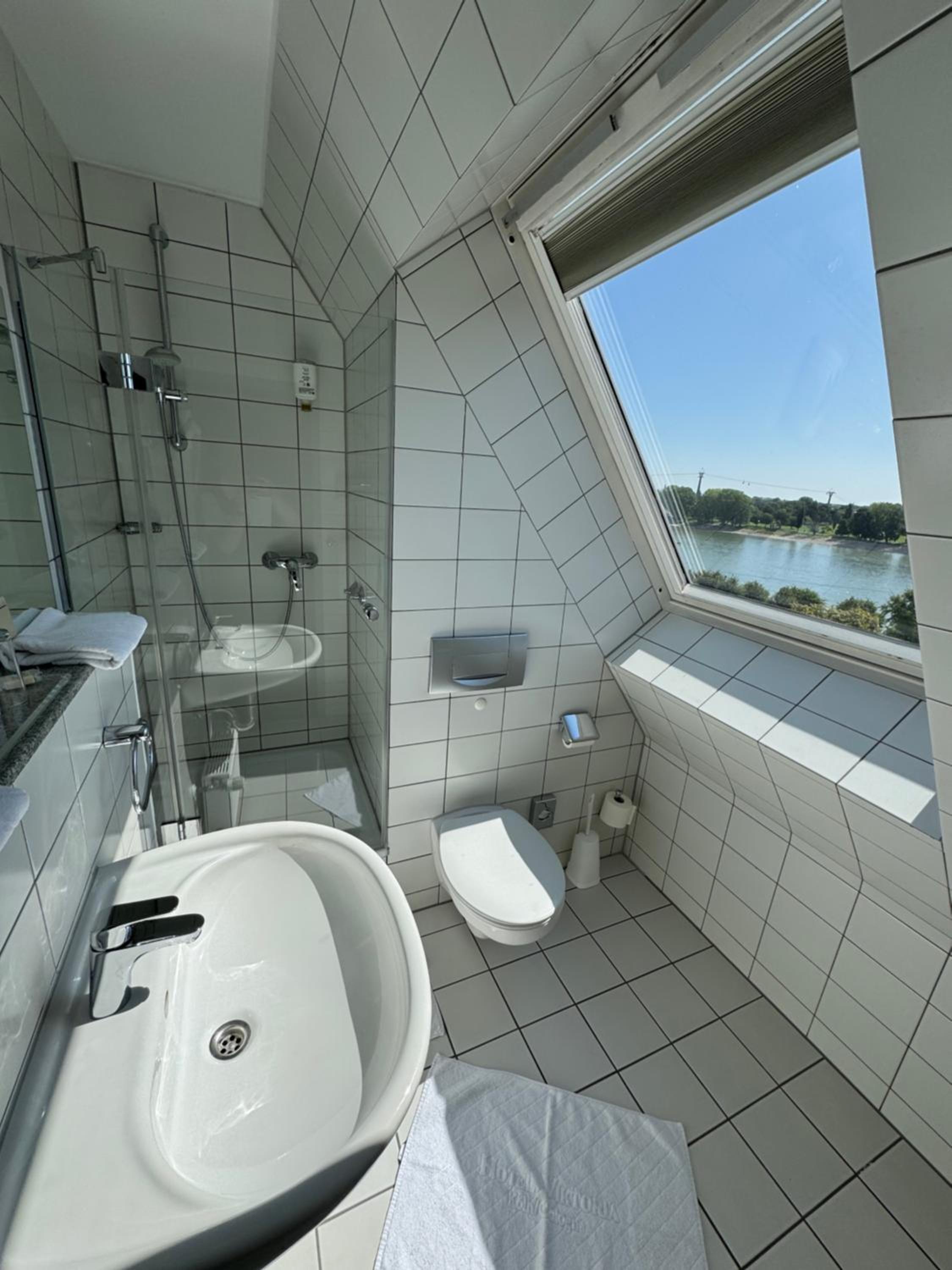 Comfort Double or Twin Room with River View thumbnail 6