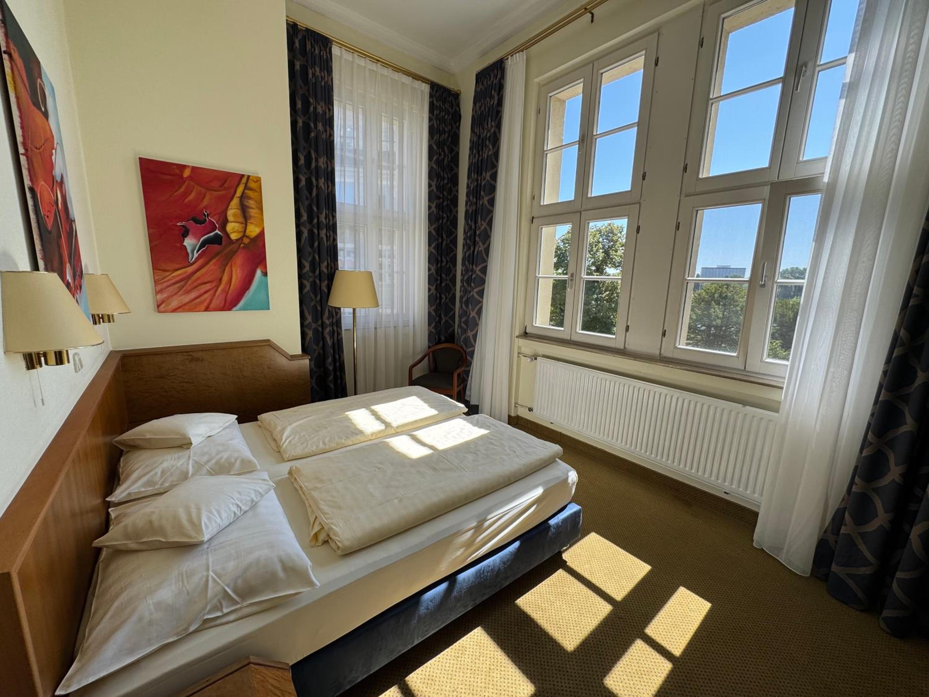 Comfort Double or Twin Room with River View thumbnail 5