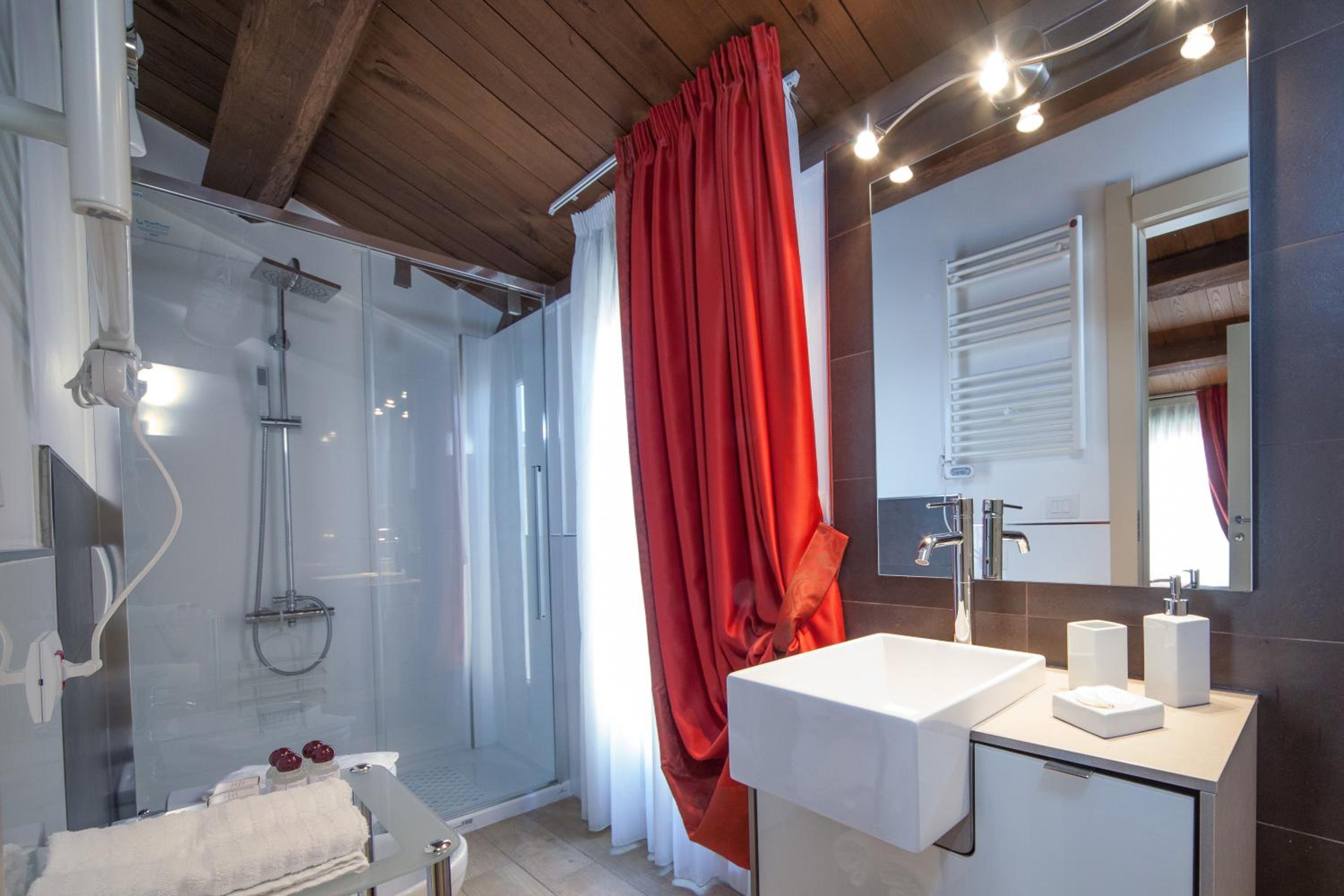 Suite With Spa Access photo 3
