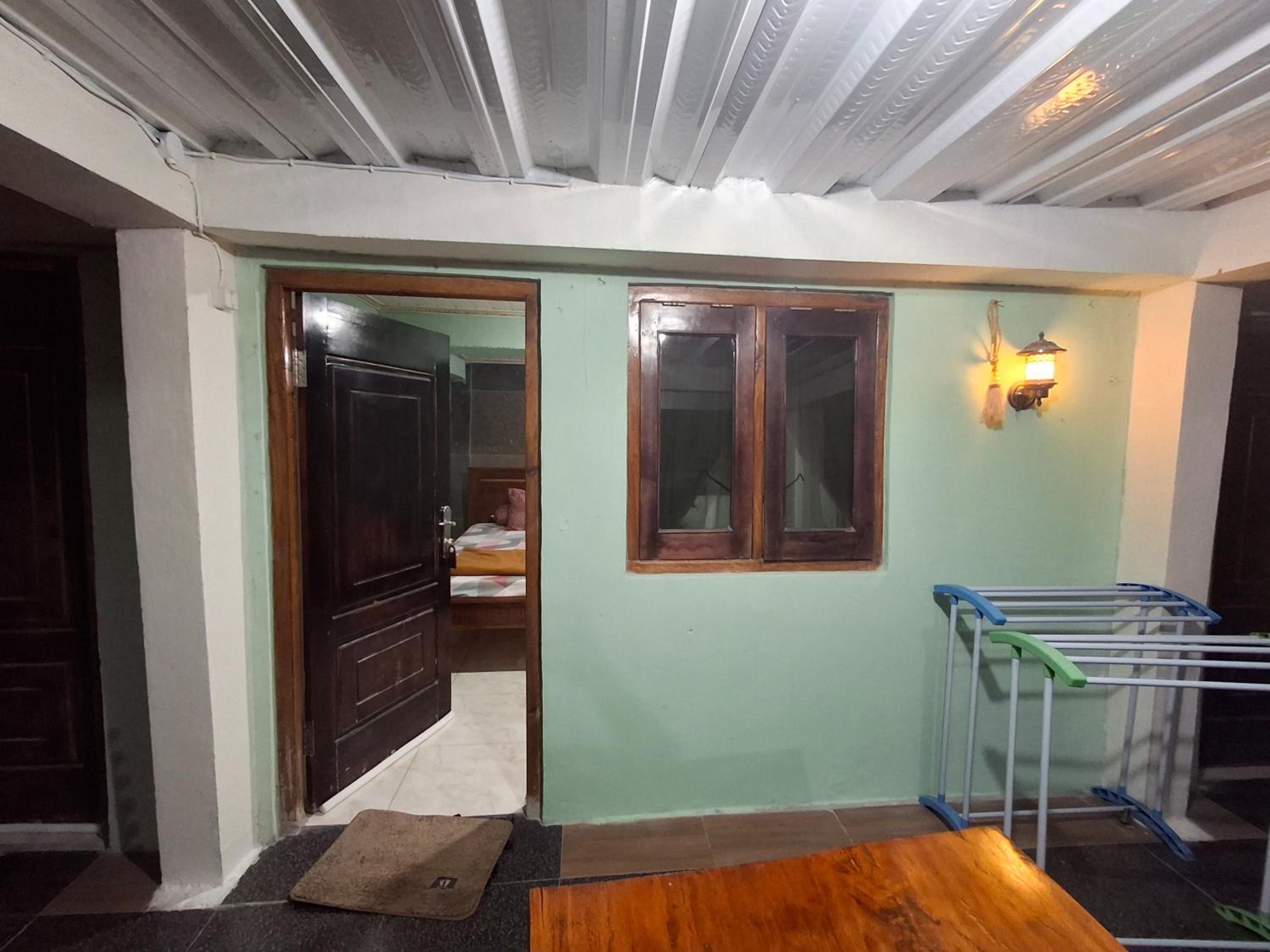 Family Room with Shared Bathroom photo 3