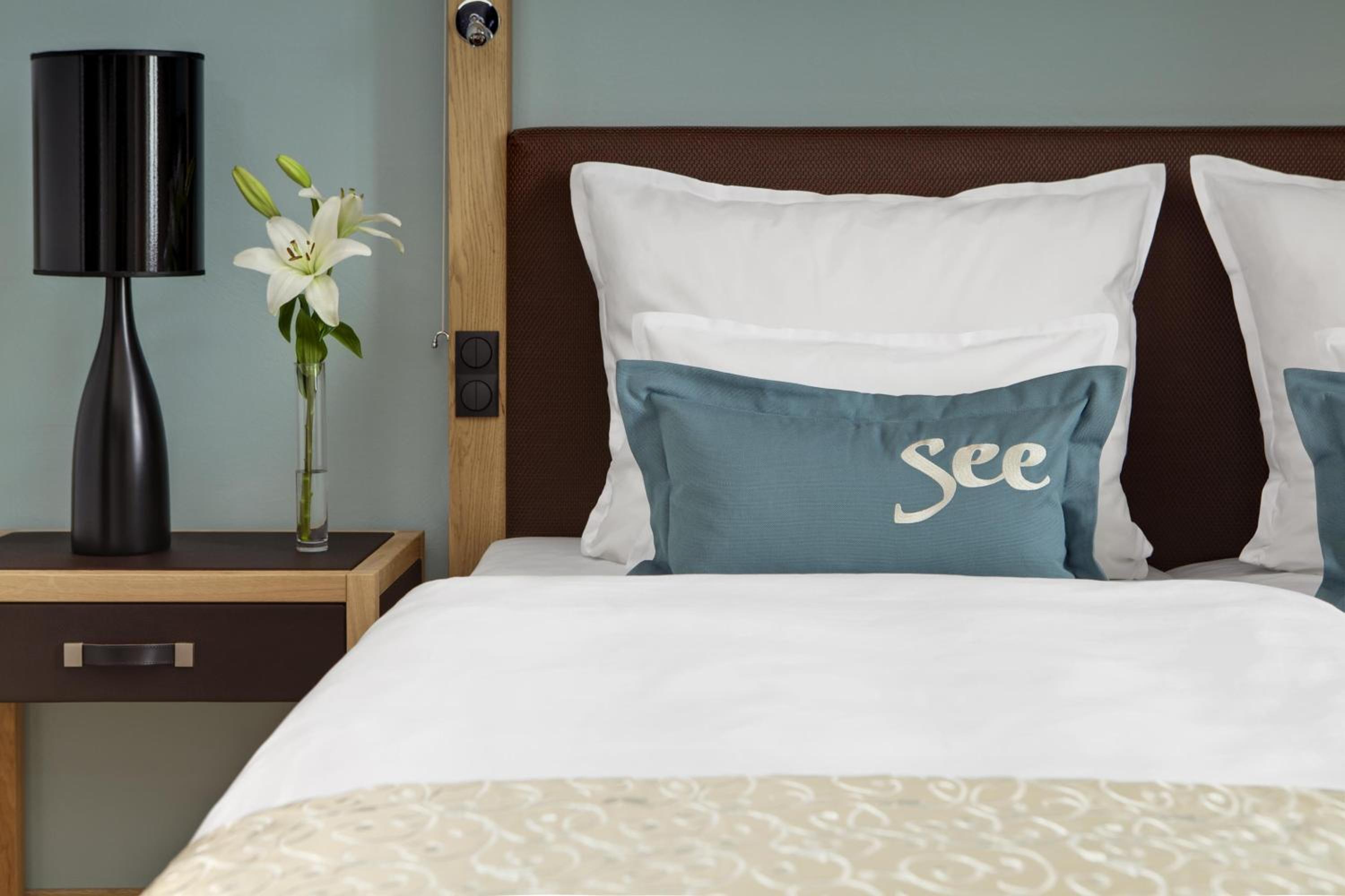 Deluxe Room with Lake View - Photo 1