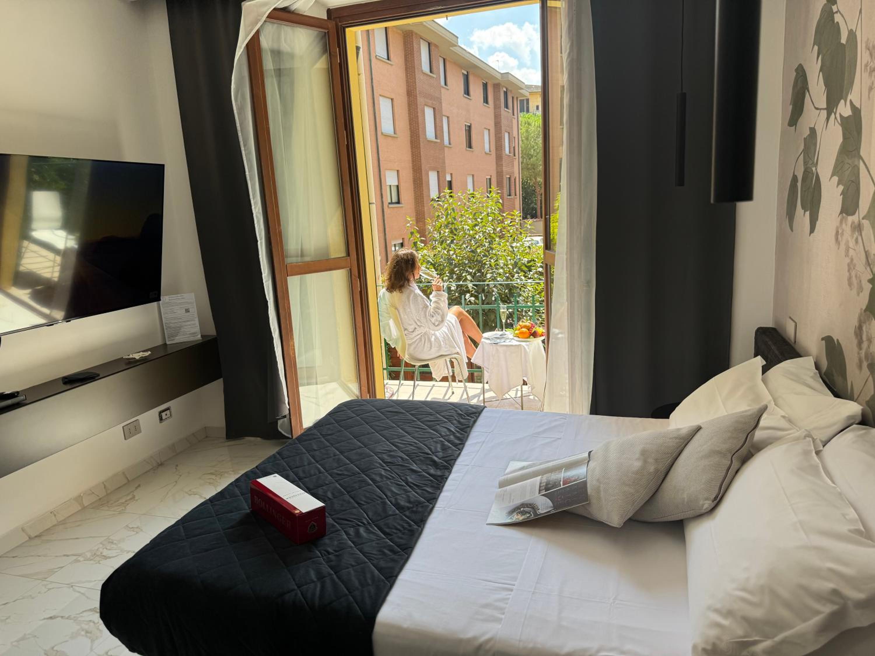 Deluxe Suite with Spa Bath photo 2
