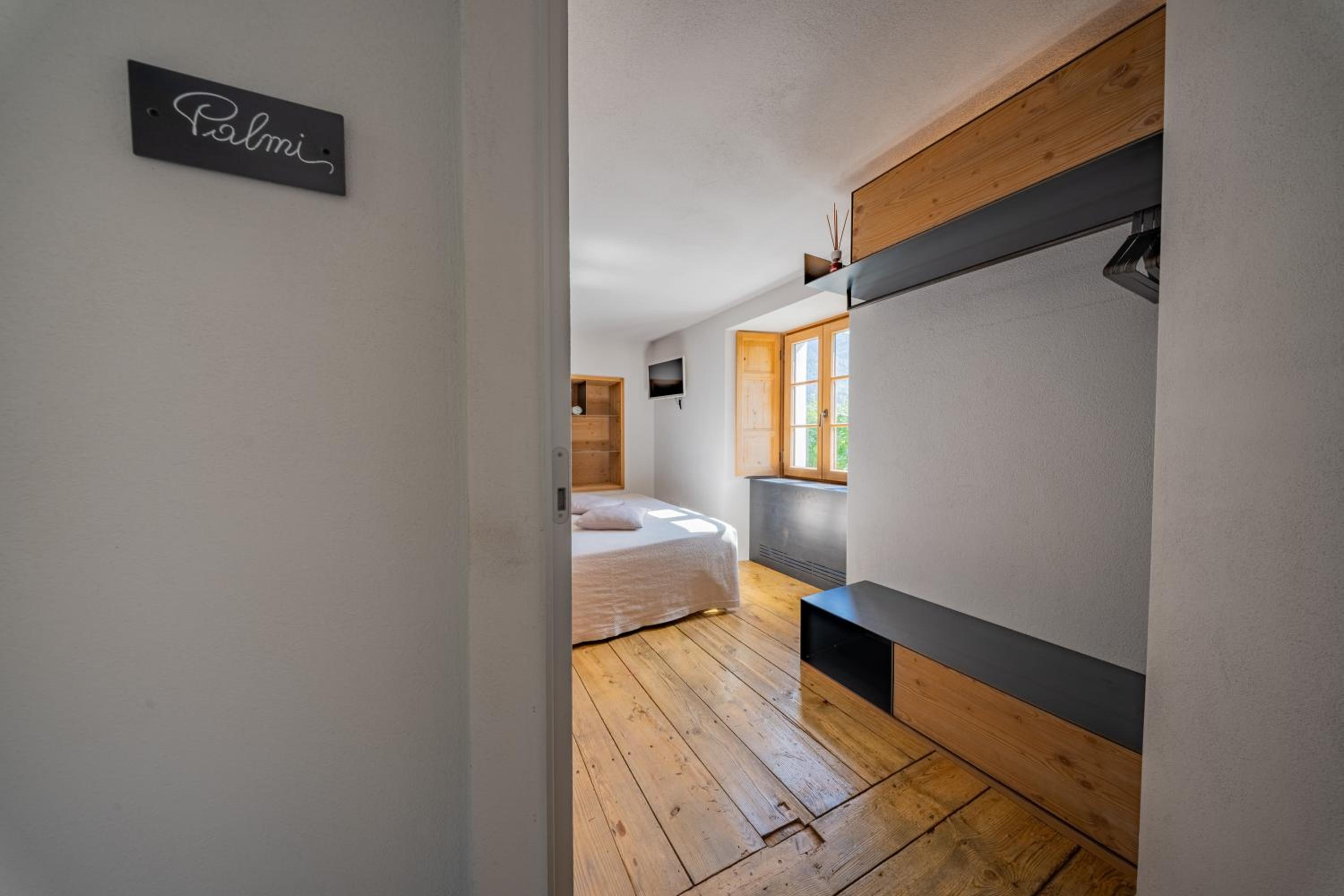 Double or Twin Room with Private Bathroom - Photo 2