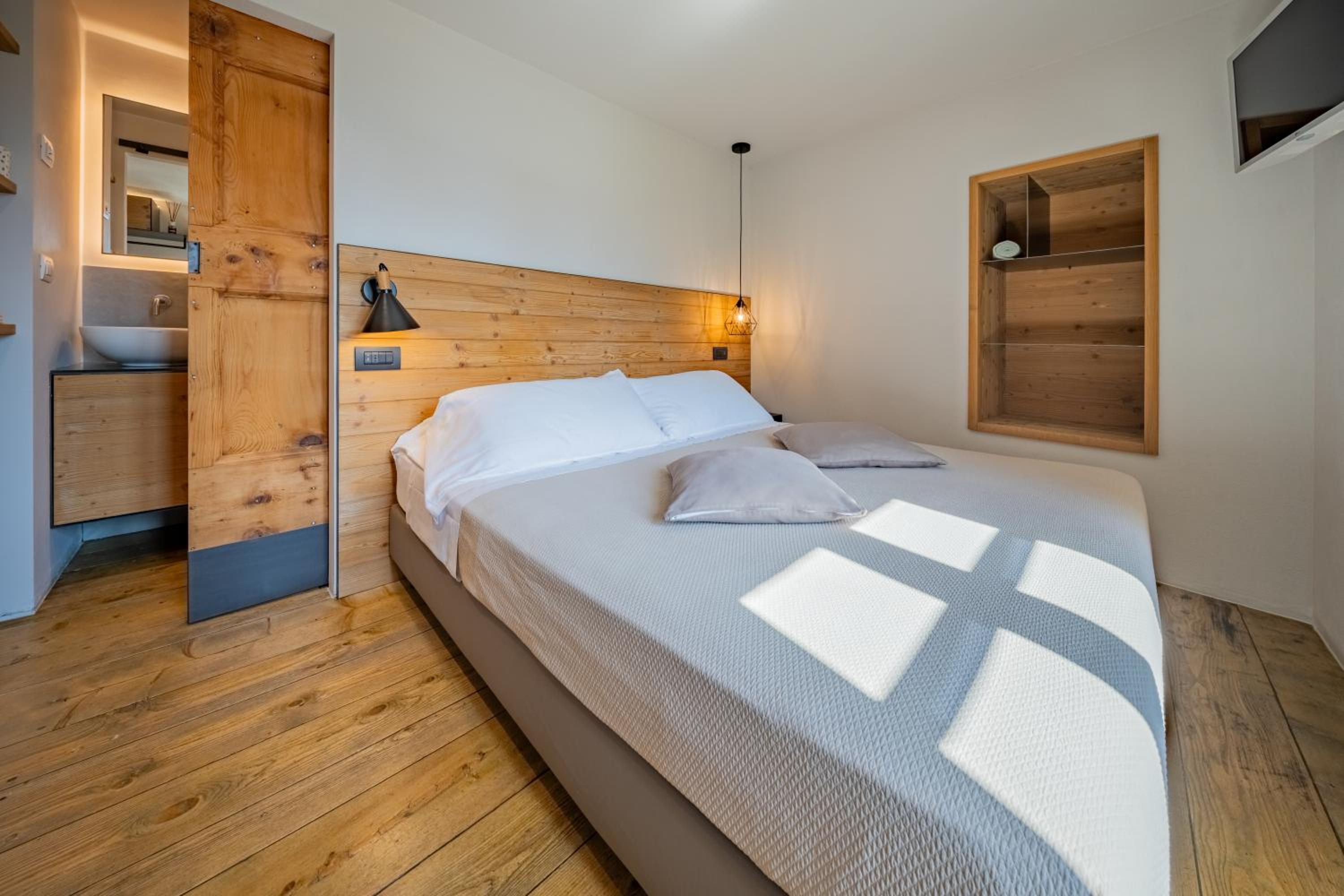 Double or Twin Room with Private Bathroom - Photo 3