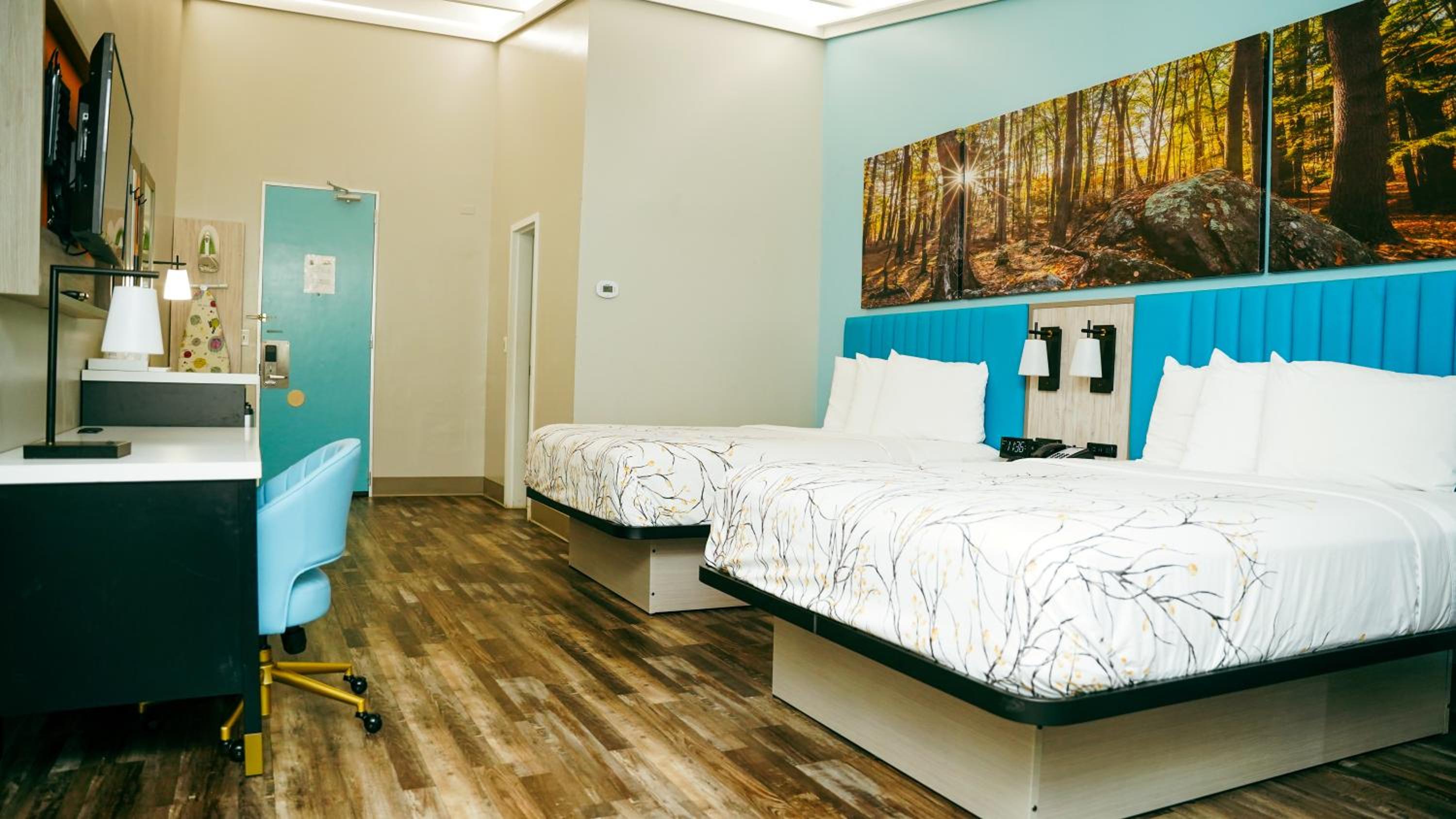 Queen Room with Two Queen Beds - Non-Smoking - Photo 3