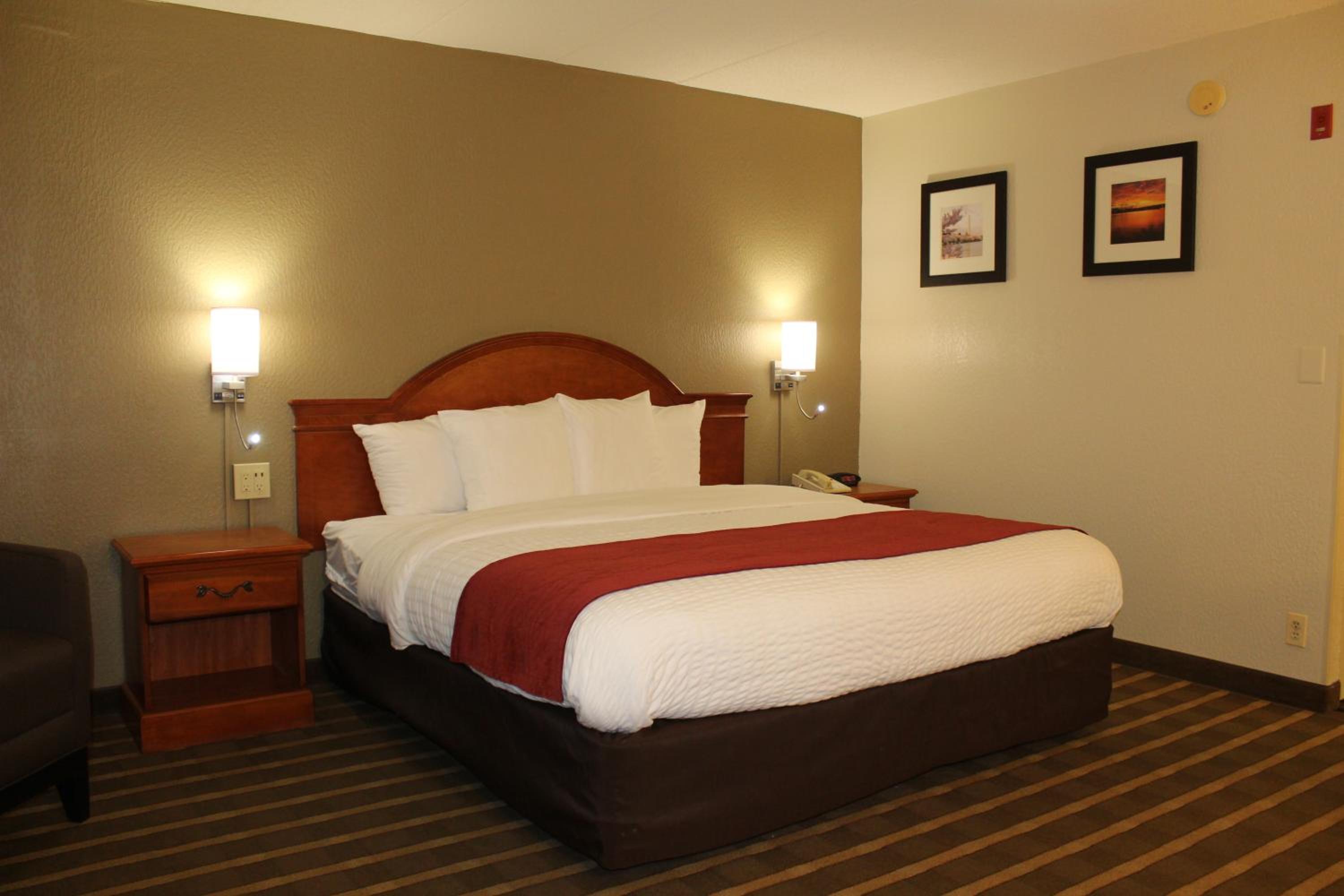 King Room with Hot Tub - Non-Smoking photo 1