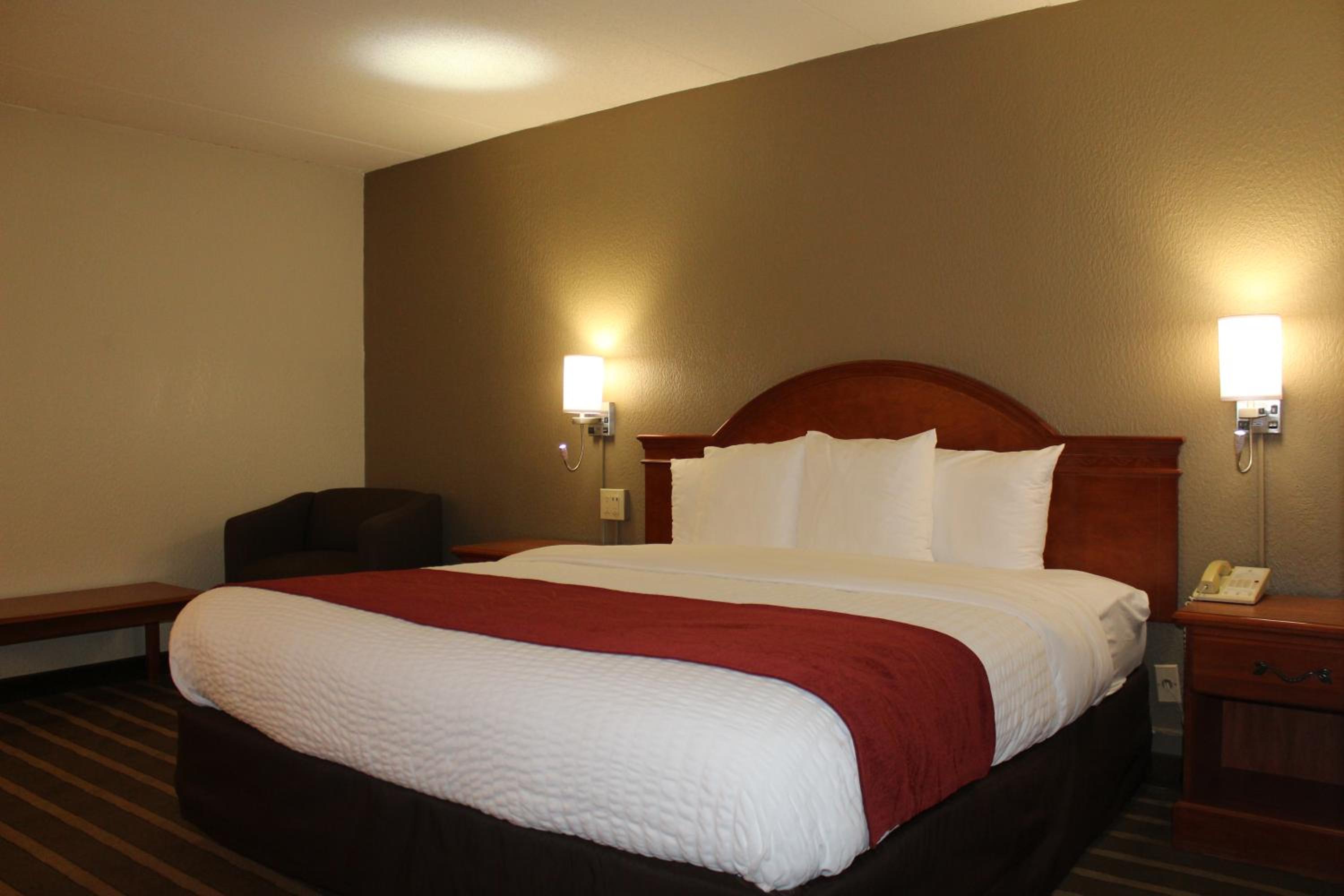 King Room with Hot Tub - Non-Smoking photo 2