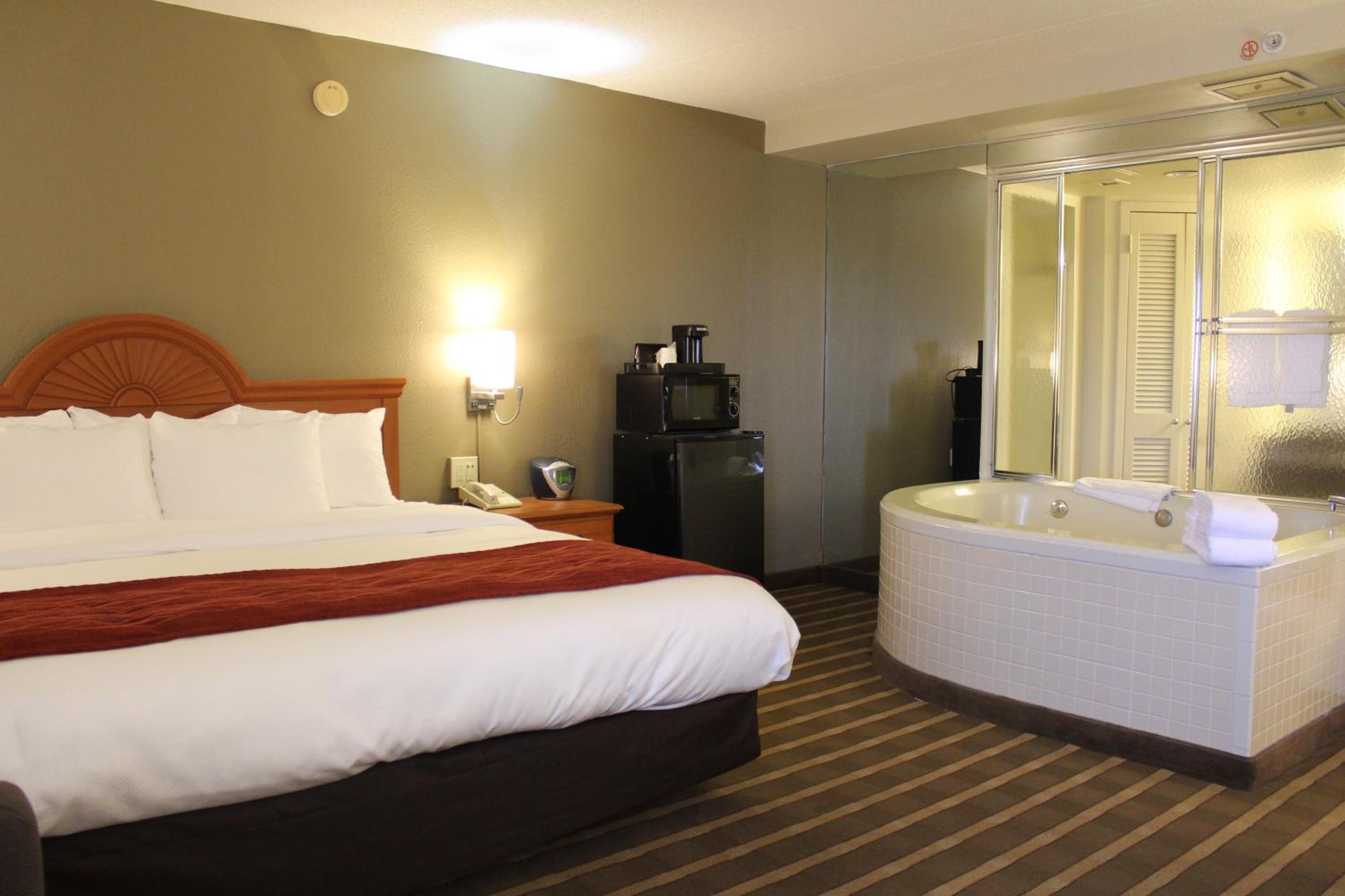 King Room with Hot Tub - Non-Smoking photo 3