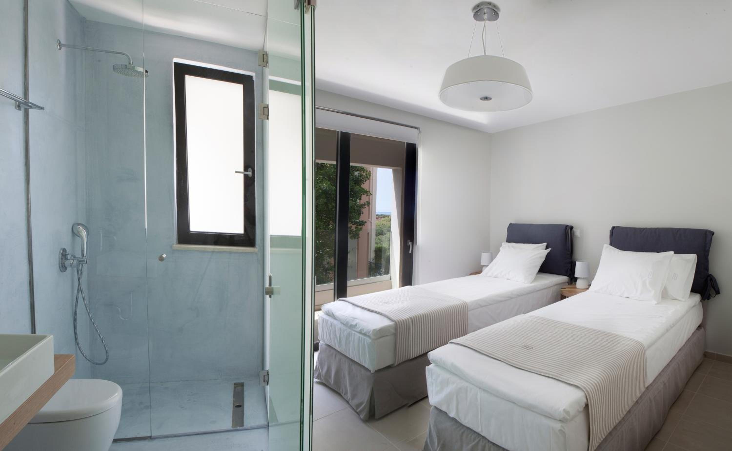 Three-Bedroom Apartment - Split Level with Sea View photo 2