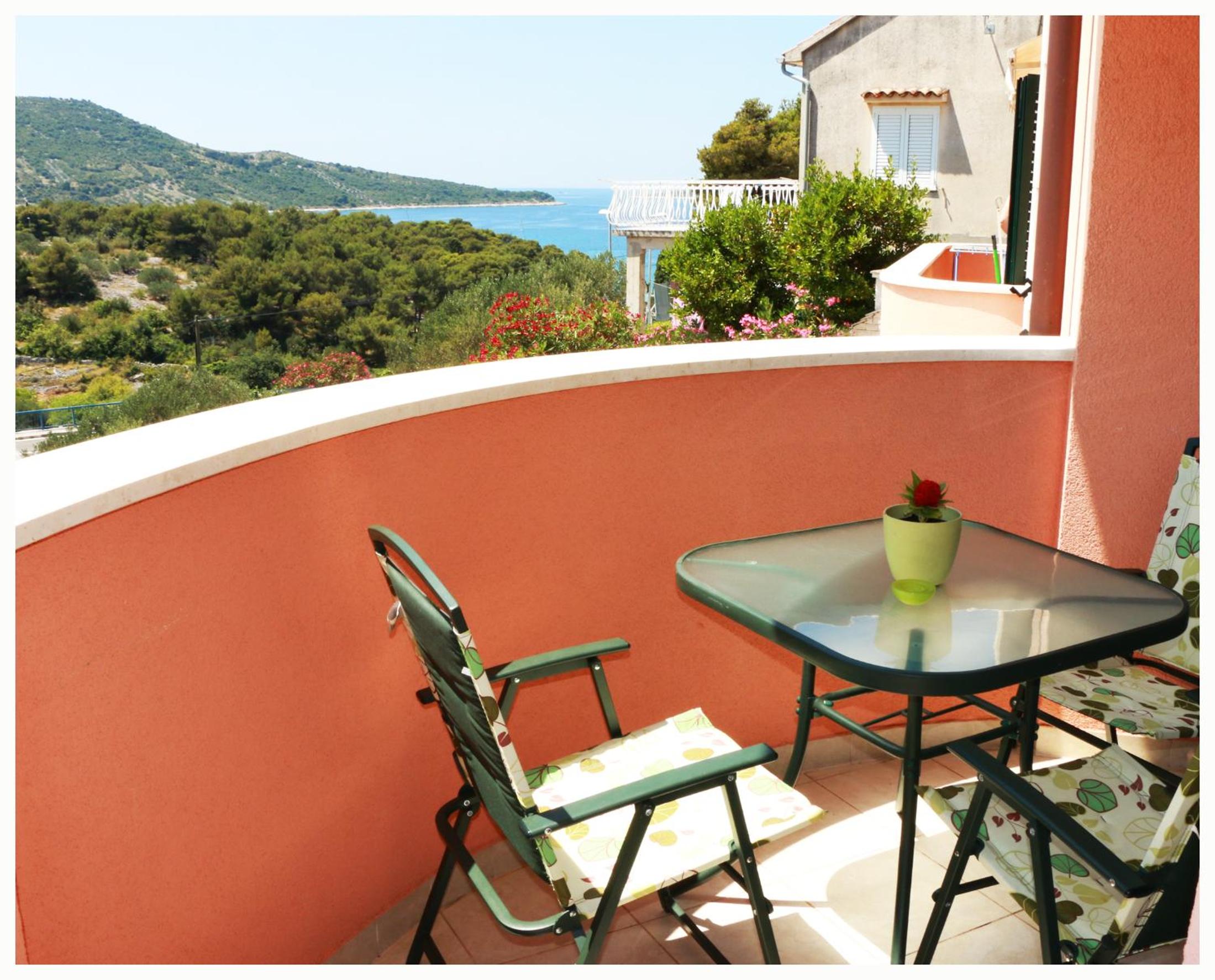 Deluxe One-Bedroom Apartment with Sea View photo 3