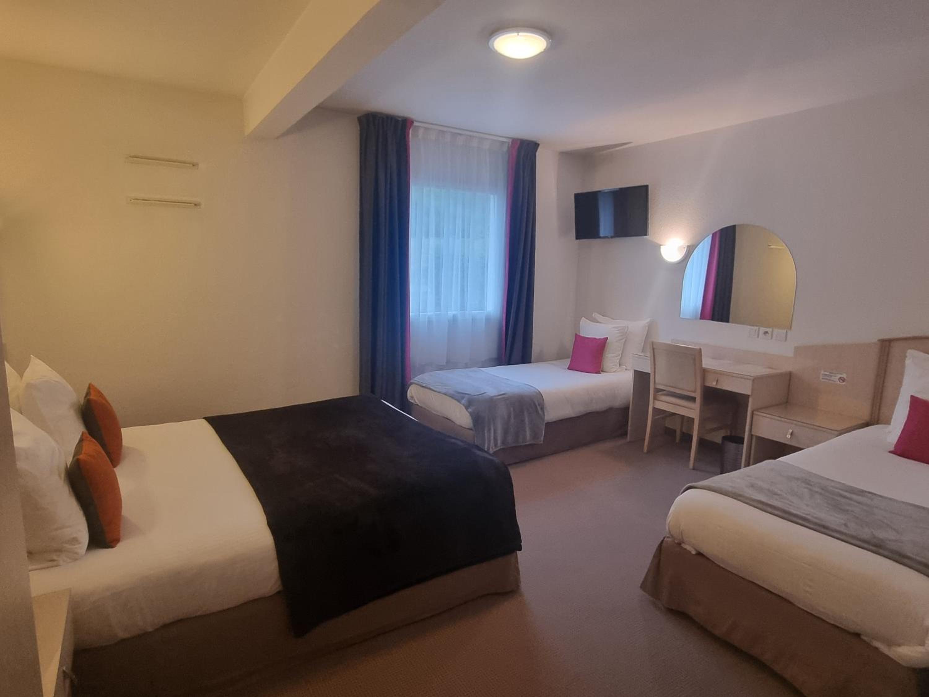 Quadruple Room - Photo 1