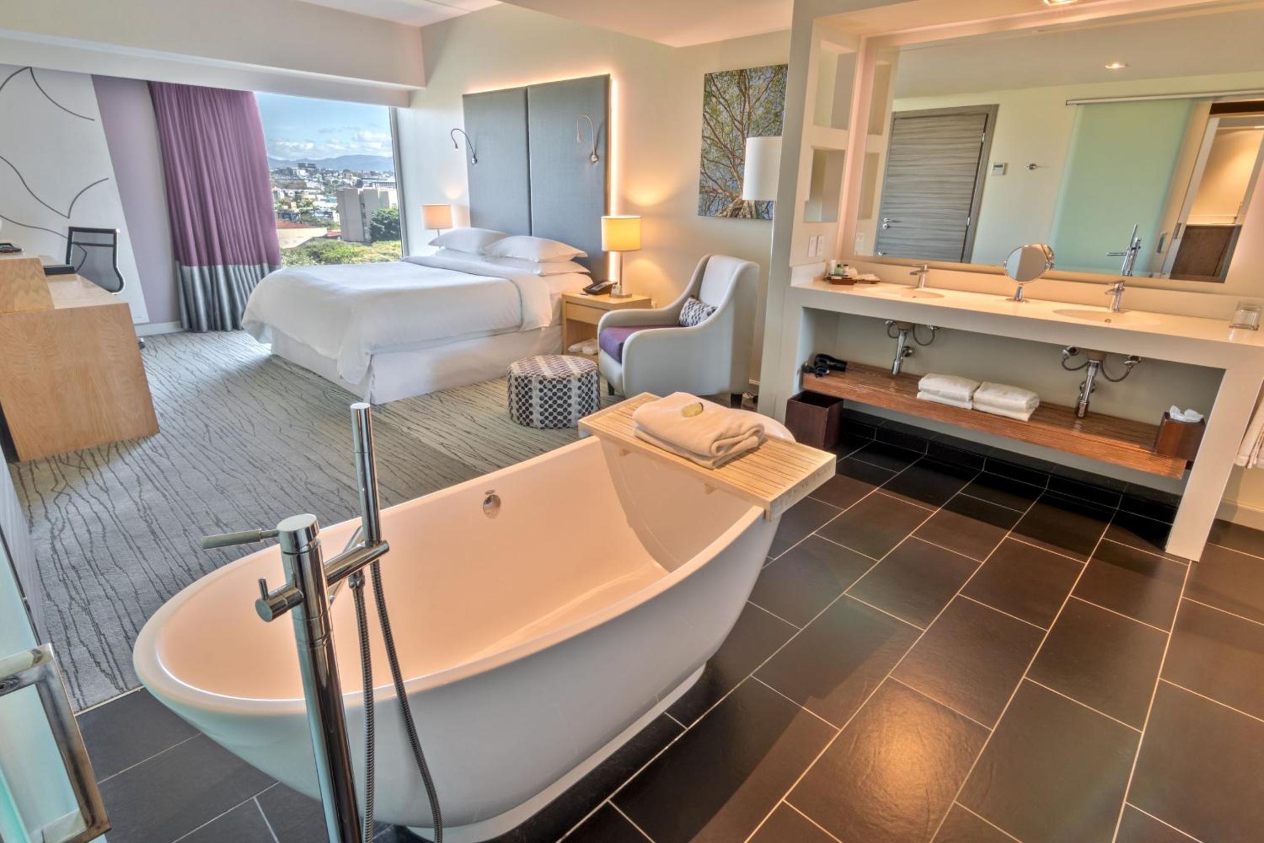 One-Bedroom Large King Suite with Panoramic View and Soaking Tub - Club Access