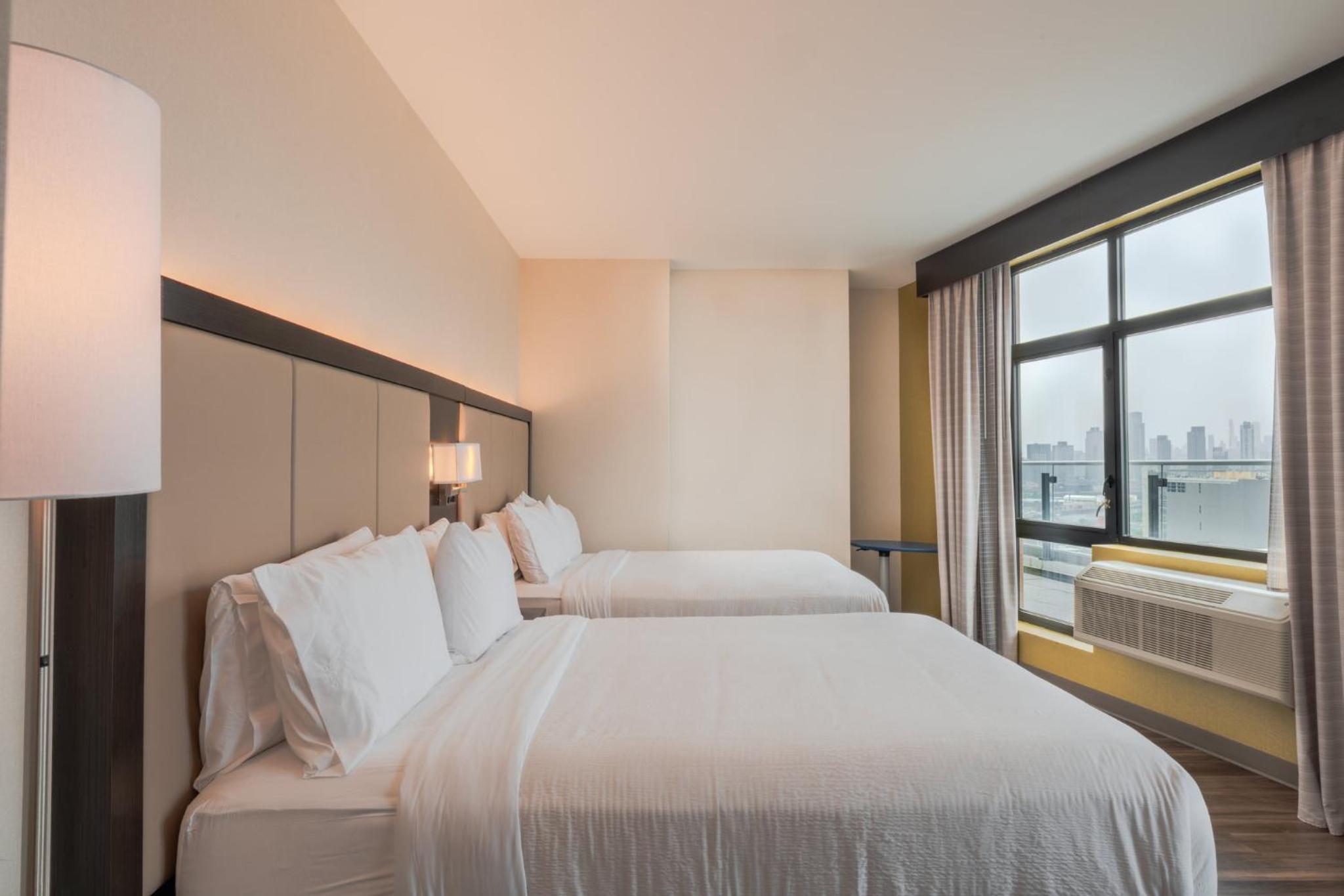 Standard Room with Two Queen Beds - Photo 8