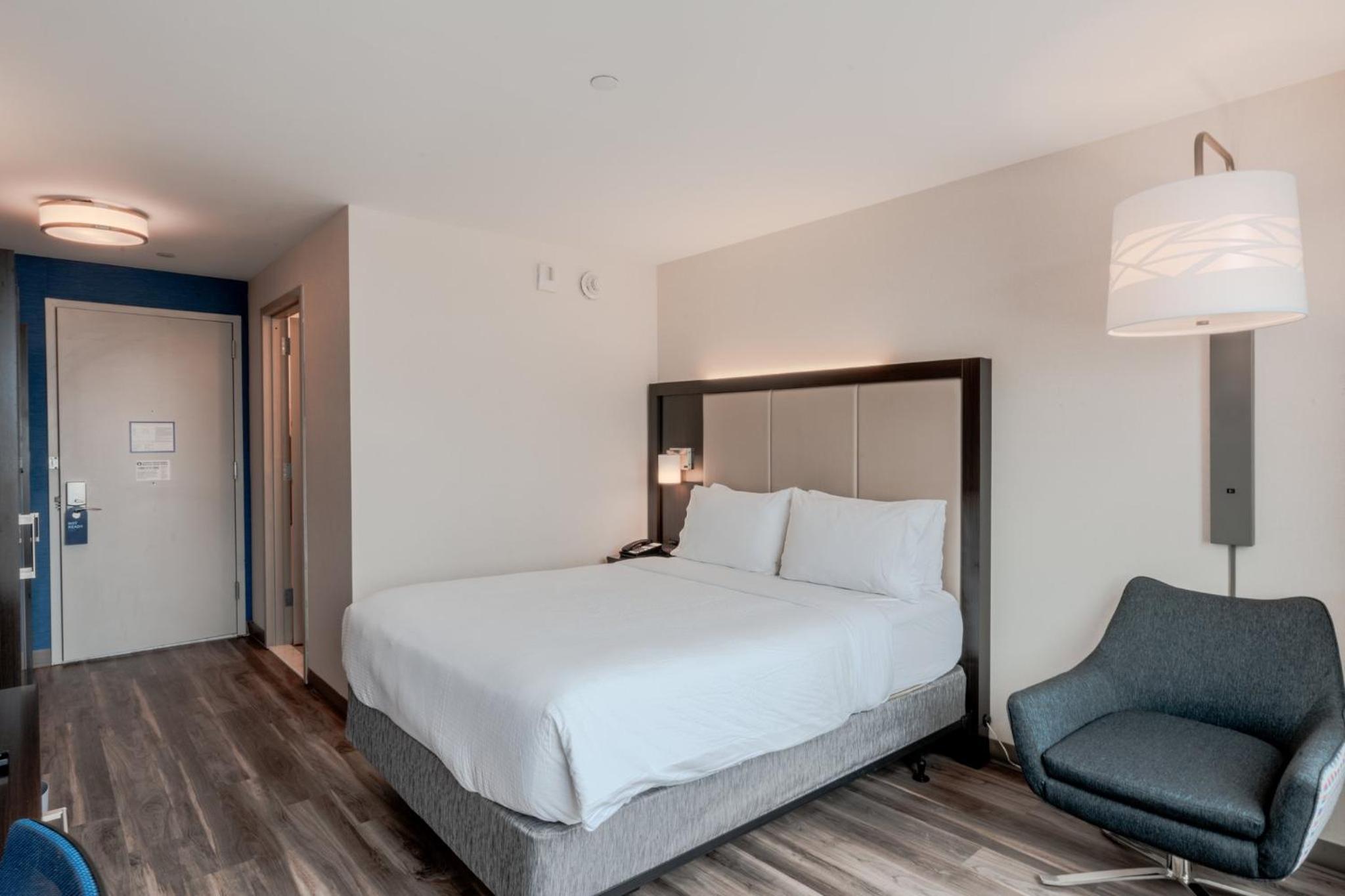 Standard Queen Room with Skyline View - Photo 3