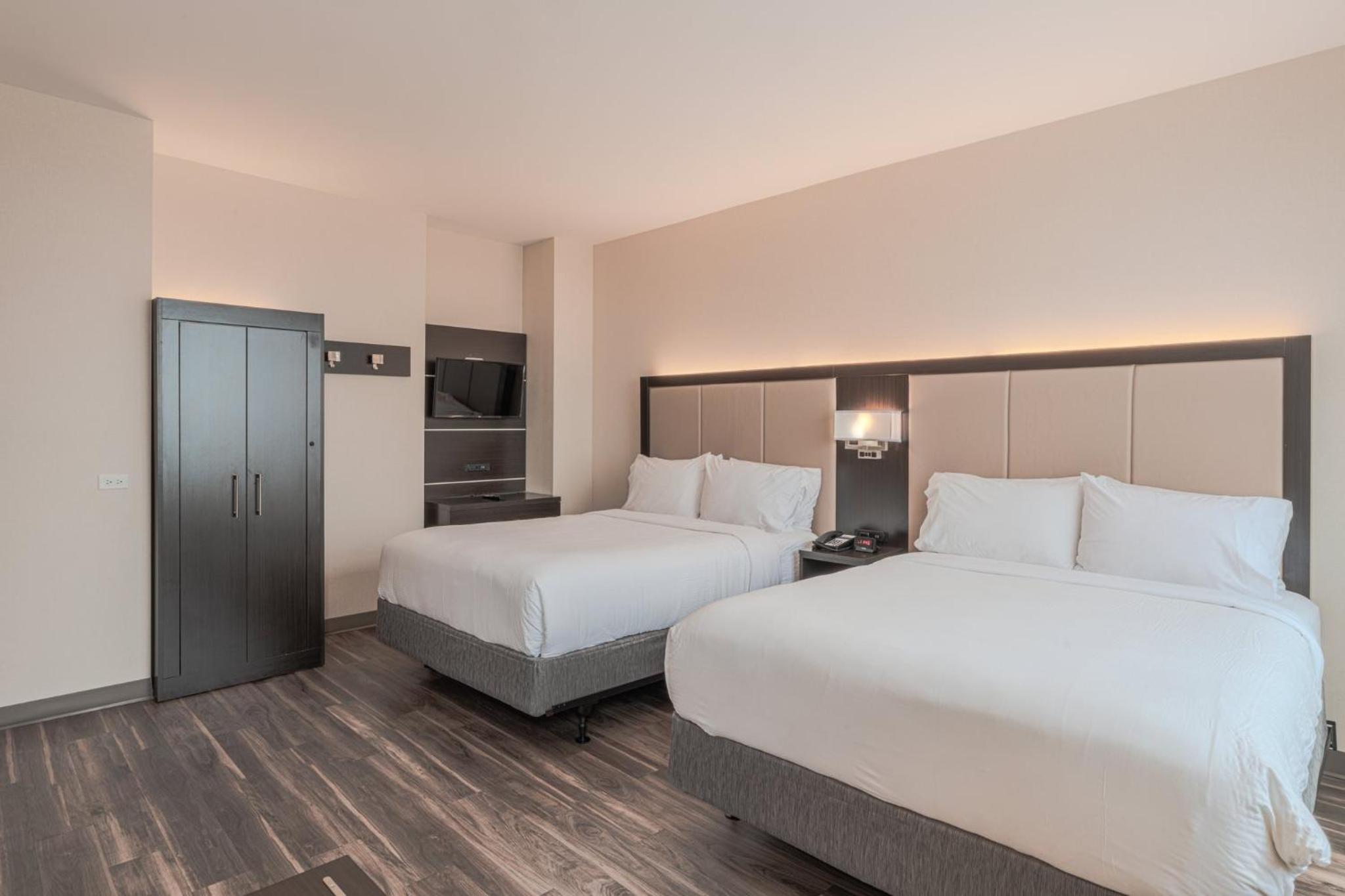 Standard Room with Two Queen Beds - Photo 9