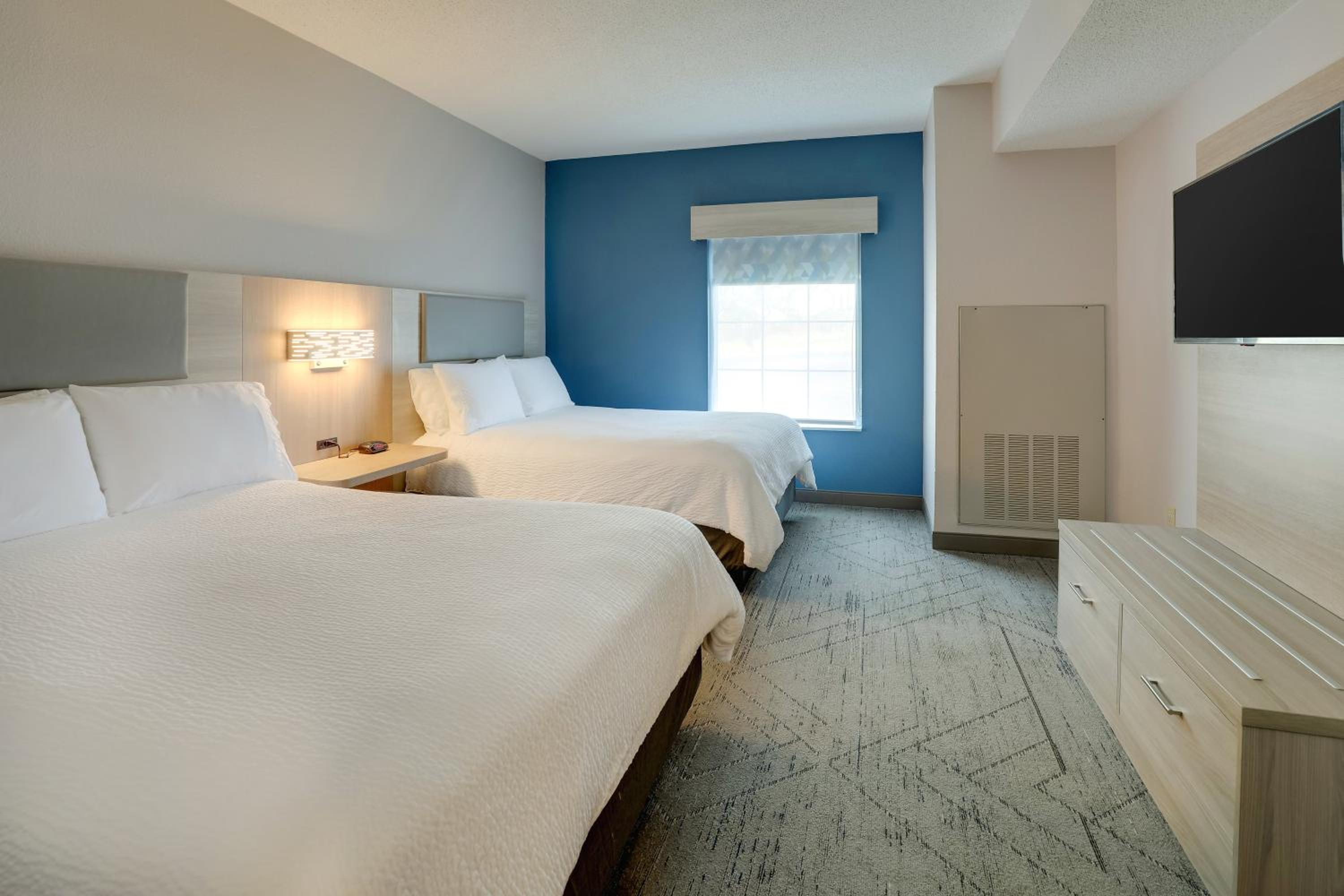 Standard Room with Two Queen Beds - Photo 1