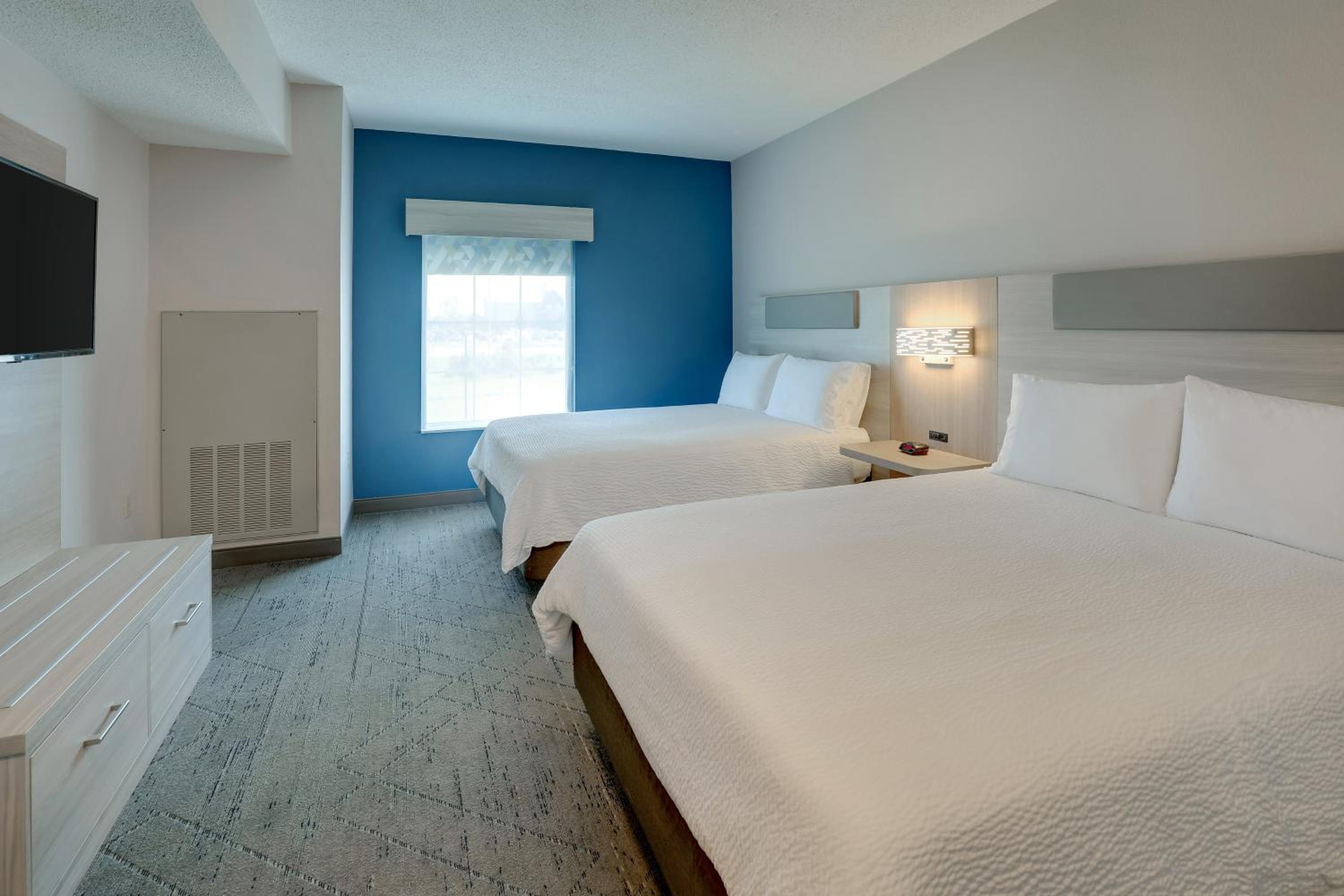 Standard Room with Two Queen Beds - Photo 2