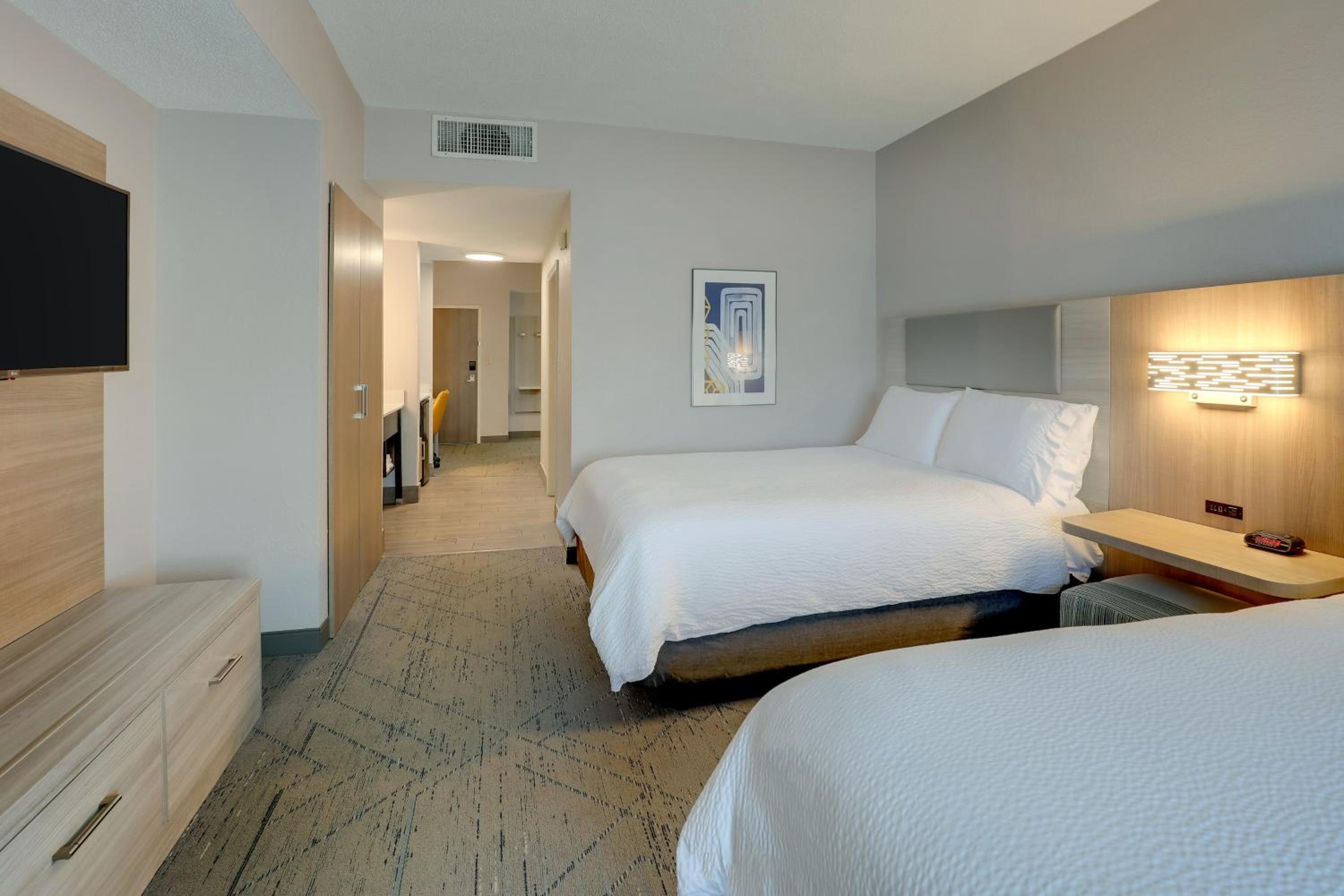 One-Bedroom Suite - Photo 2