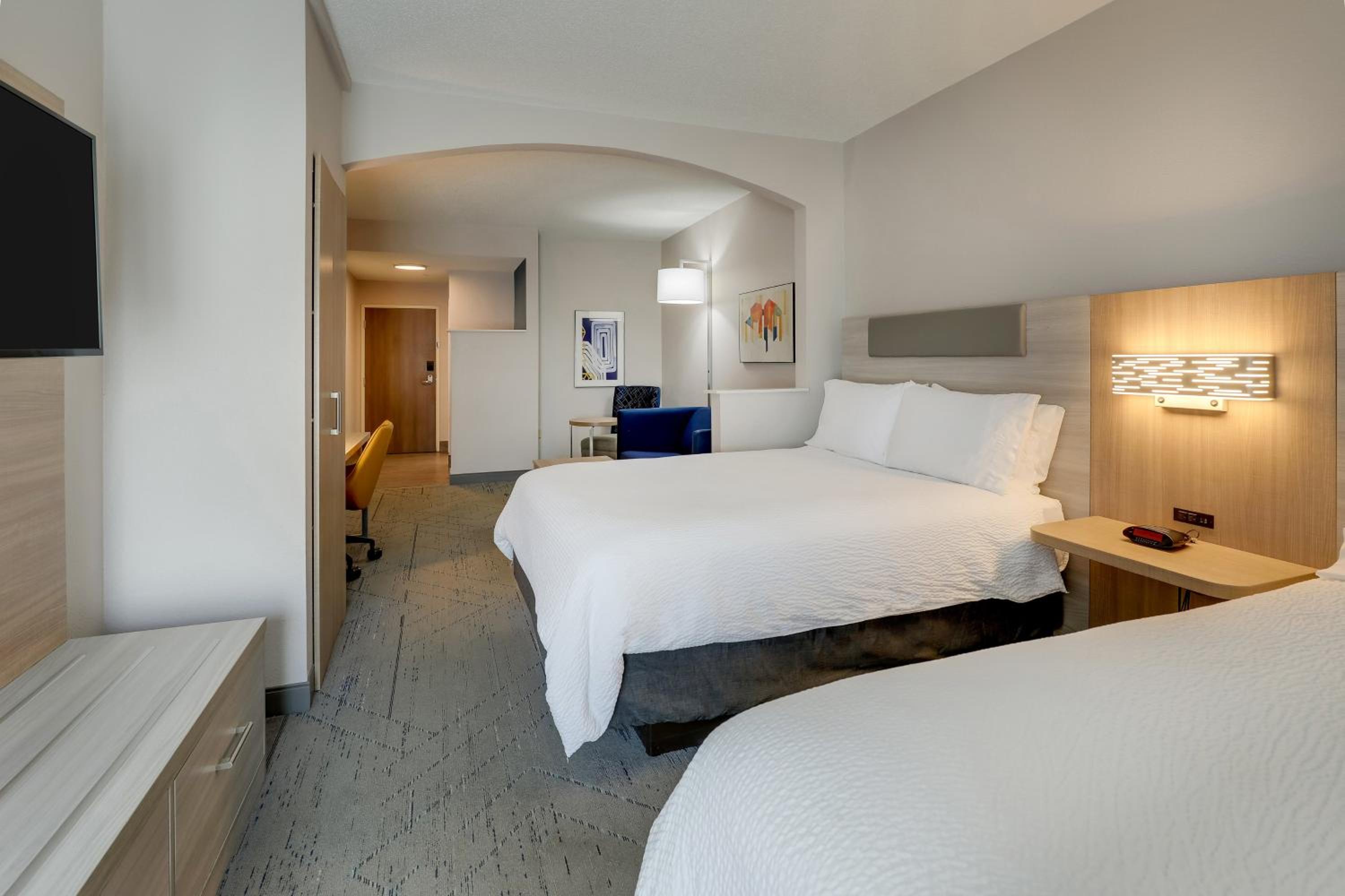 Standard Room with Two Queen Beds - Photo 3