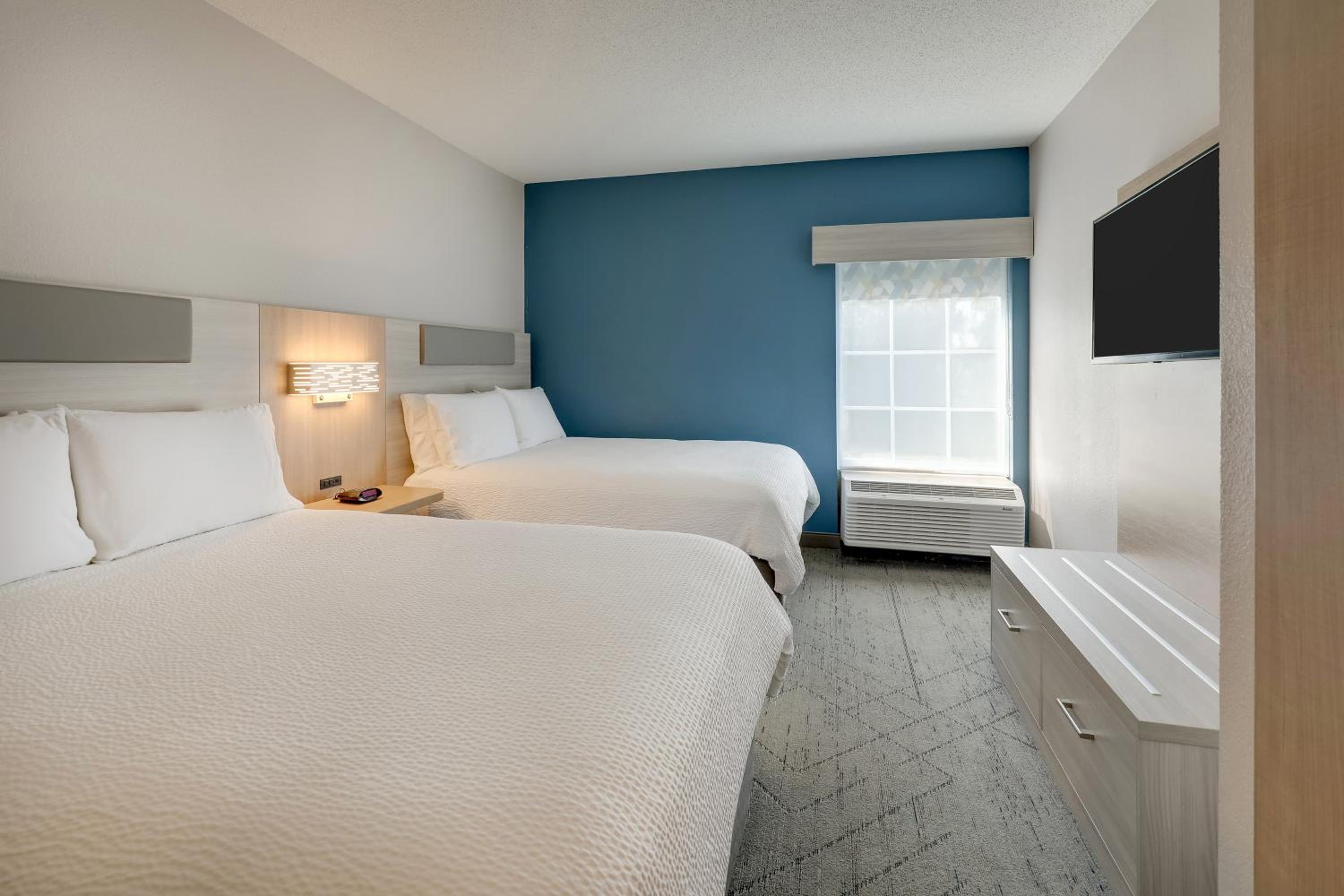 Standard Room with Two Queen Beds - Photo 4