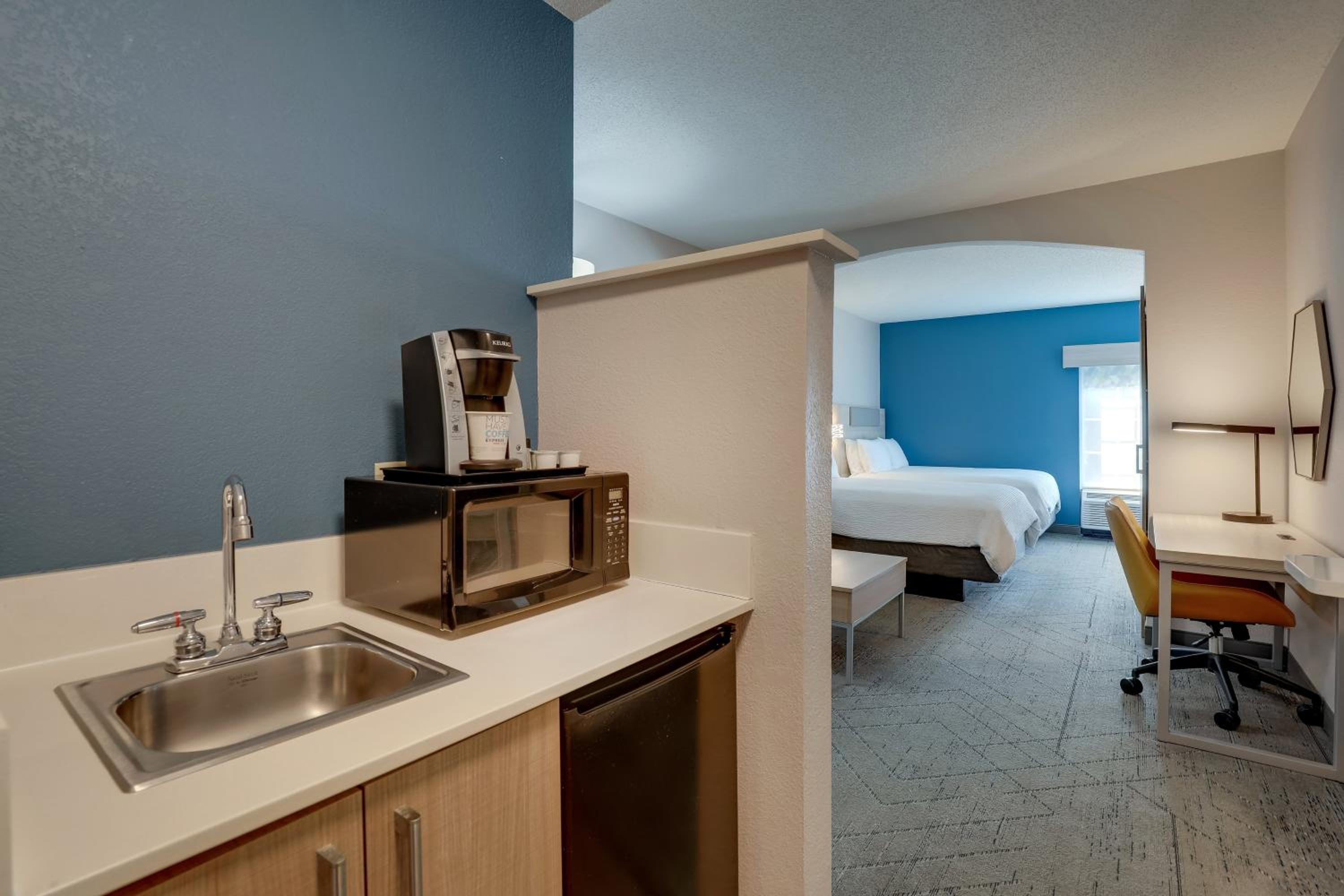 One-Bedroom Suite - Photo 3