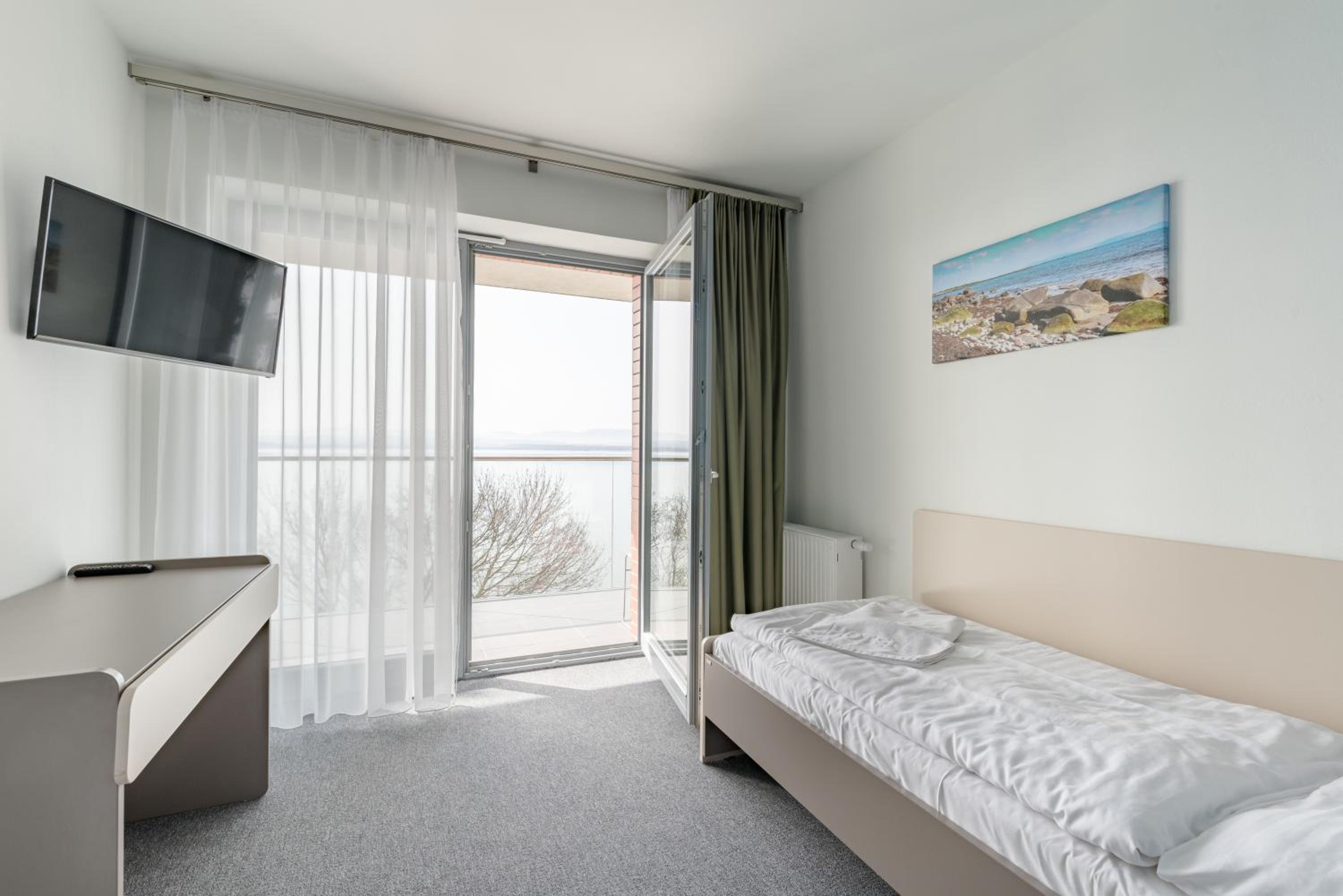 Standard Single Room with Mountain and Lake View
