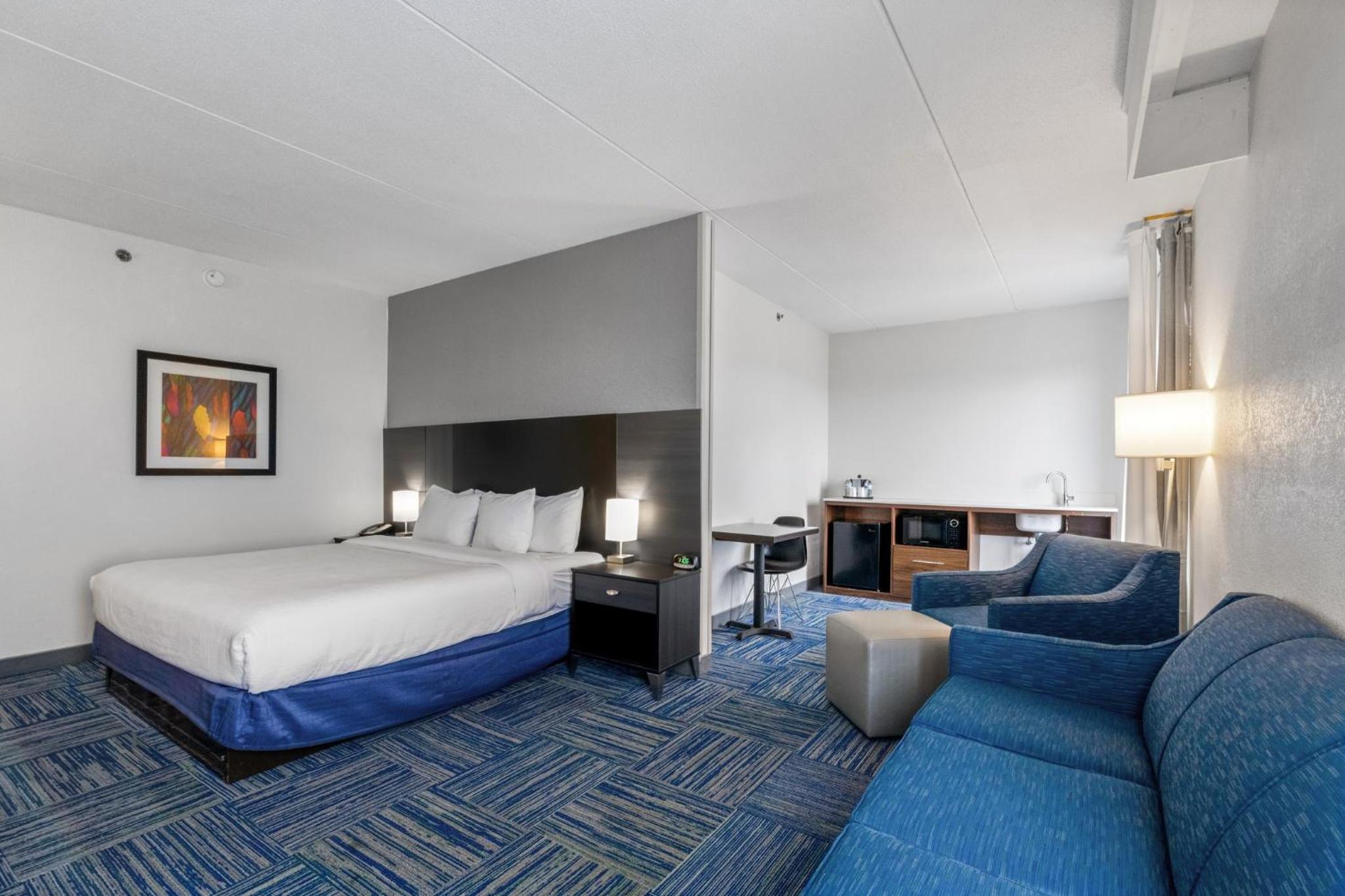 Deluxe King Room with Sofa Bed Smoke Free - Photo 3